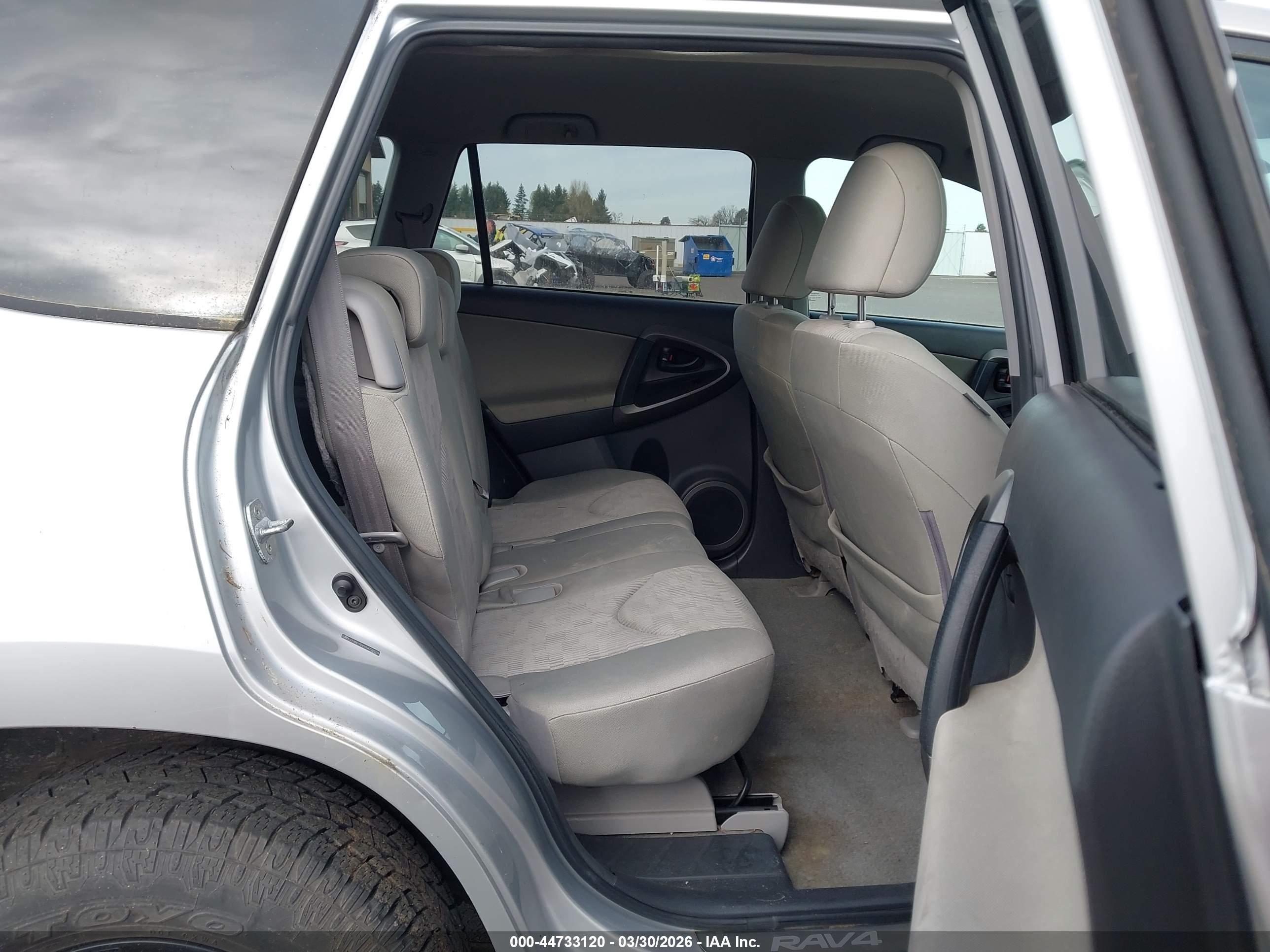 TOYOTA RAV4 image 8