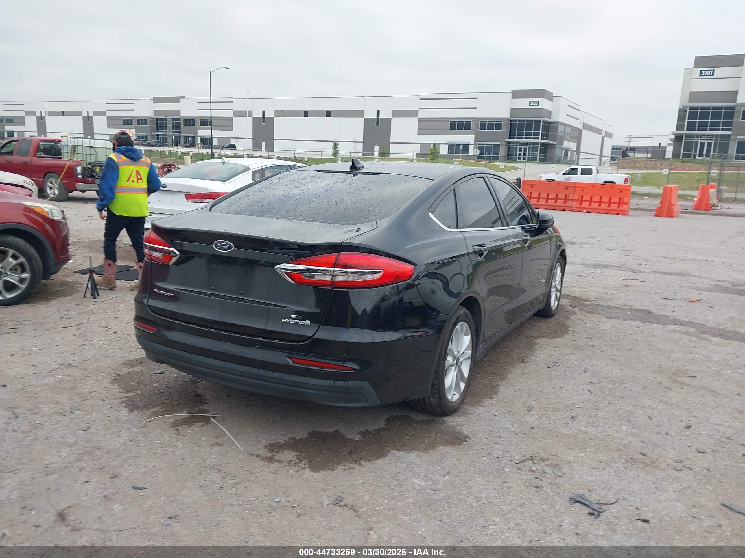 FORD FUSION image 4