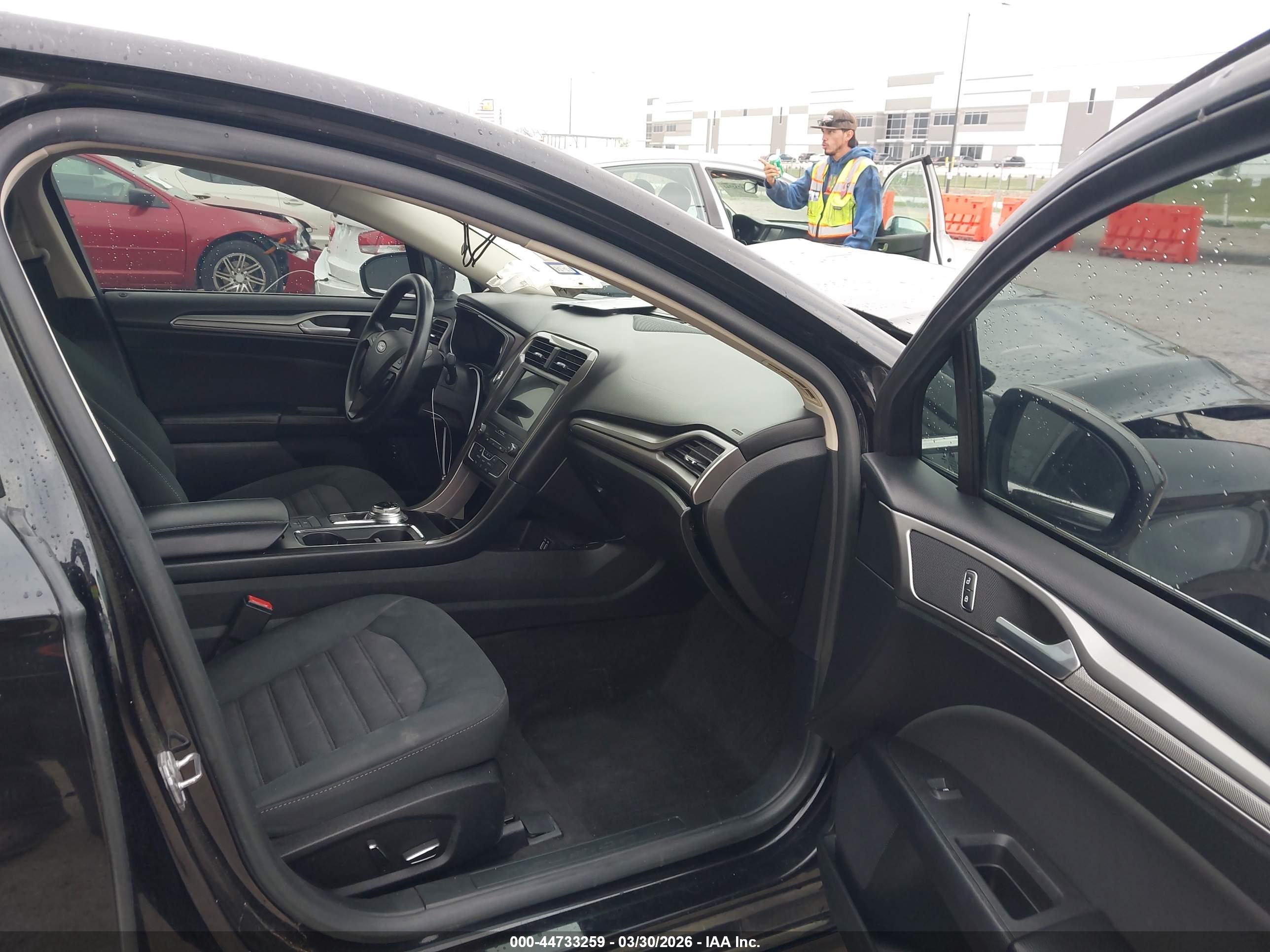 FORD FUSION image 5