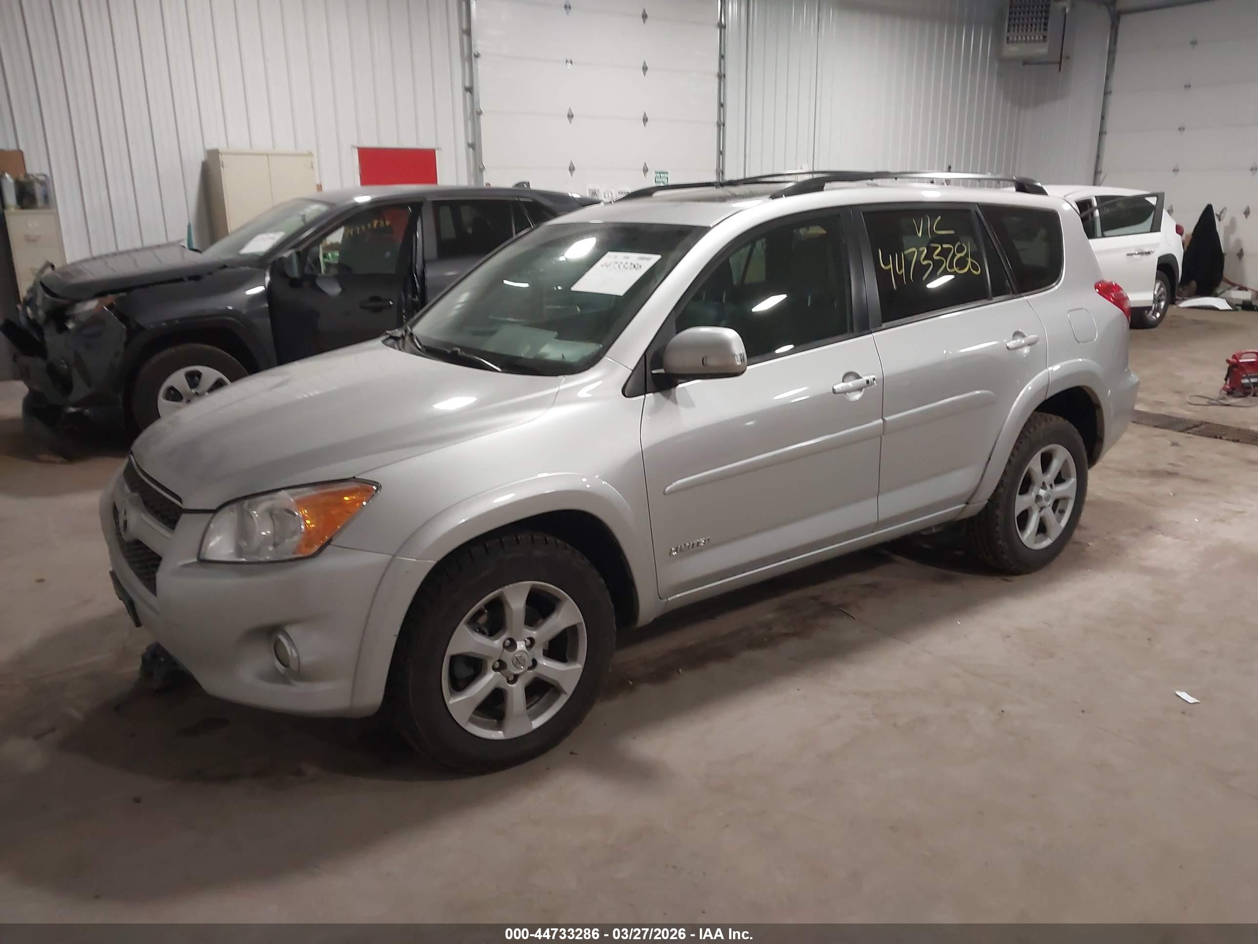 TOYOTA RAV4 image 2