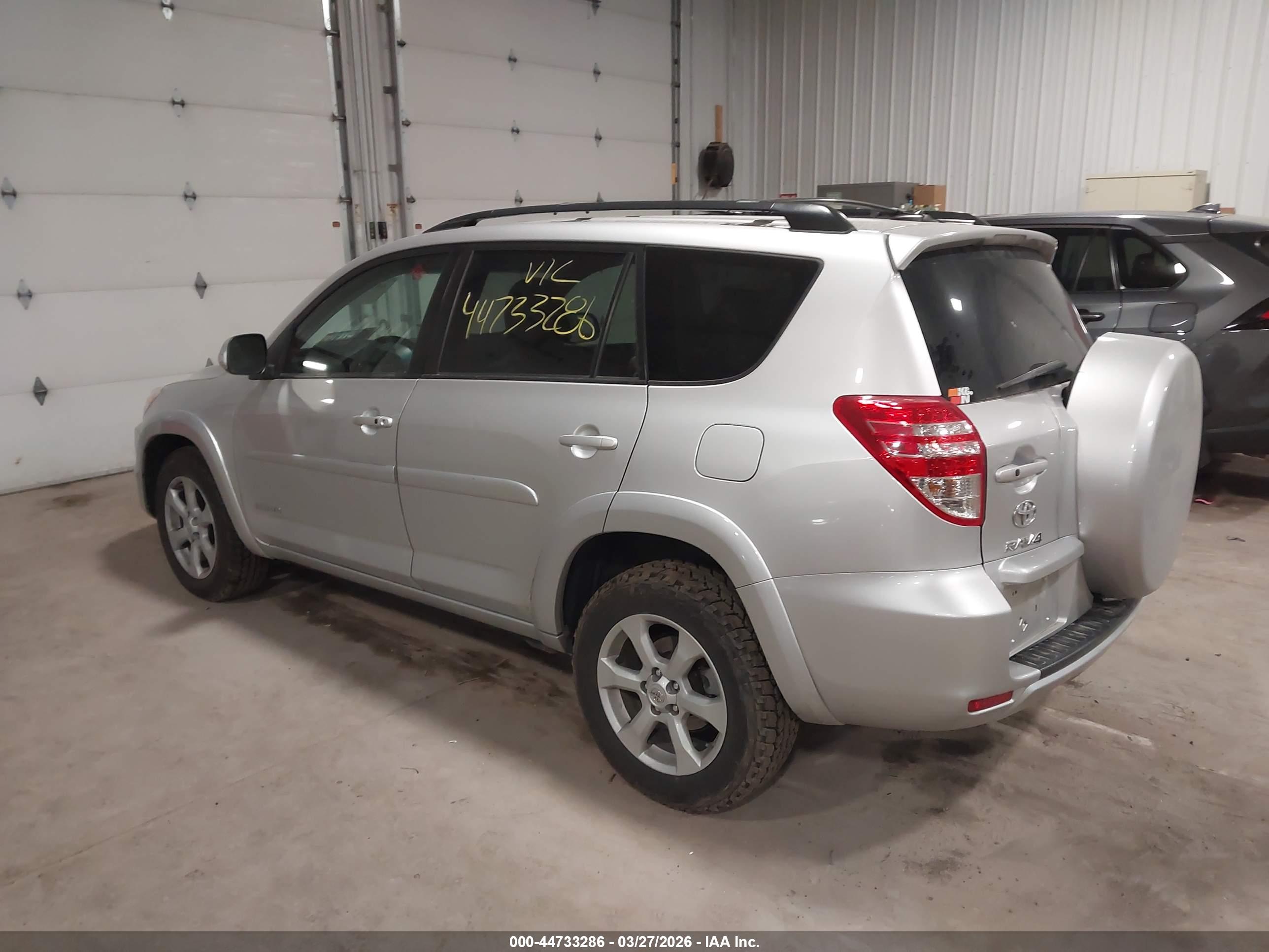 TOYOTA RAV4 image 3
