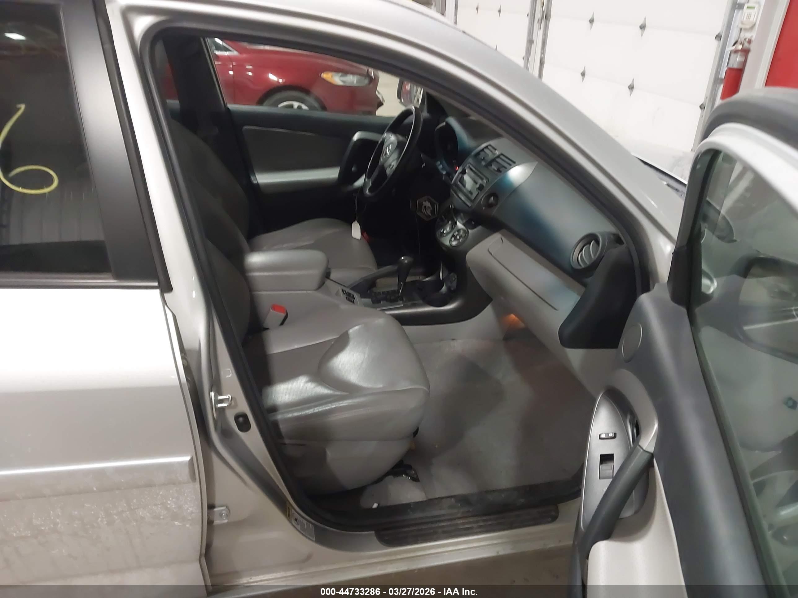 TOYOTA RAV4 image 5