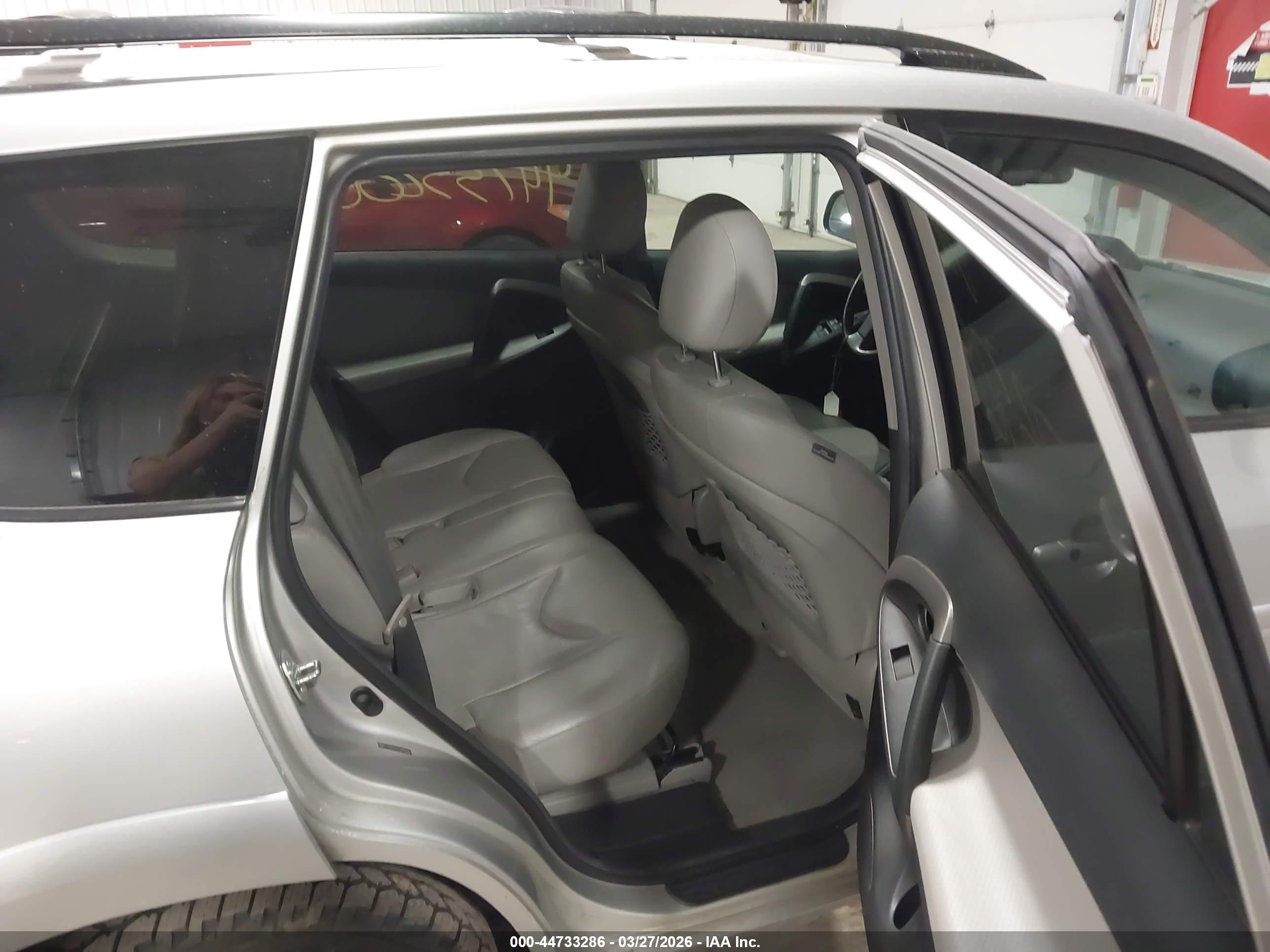 TOYOTA RAV4 image 8