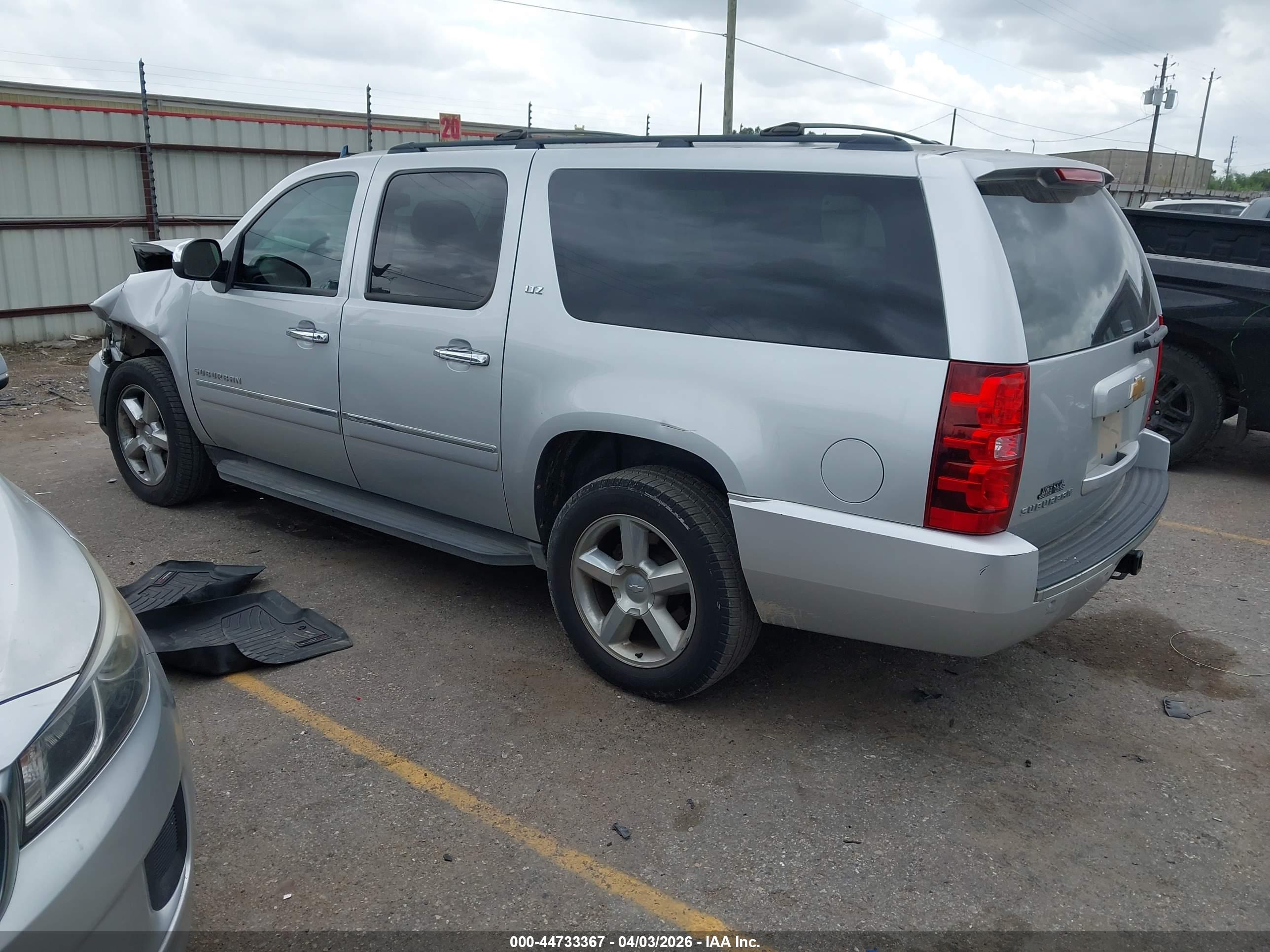 CHEVROLET SUBURBAN image 3