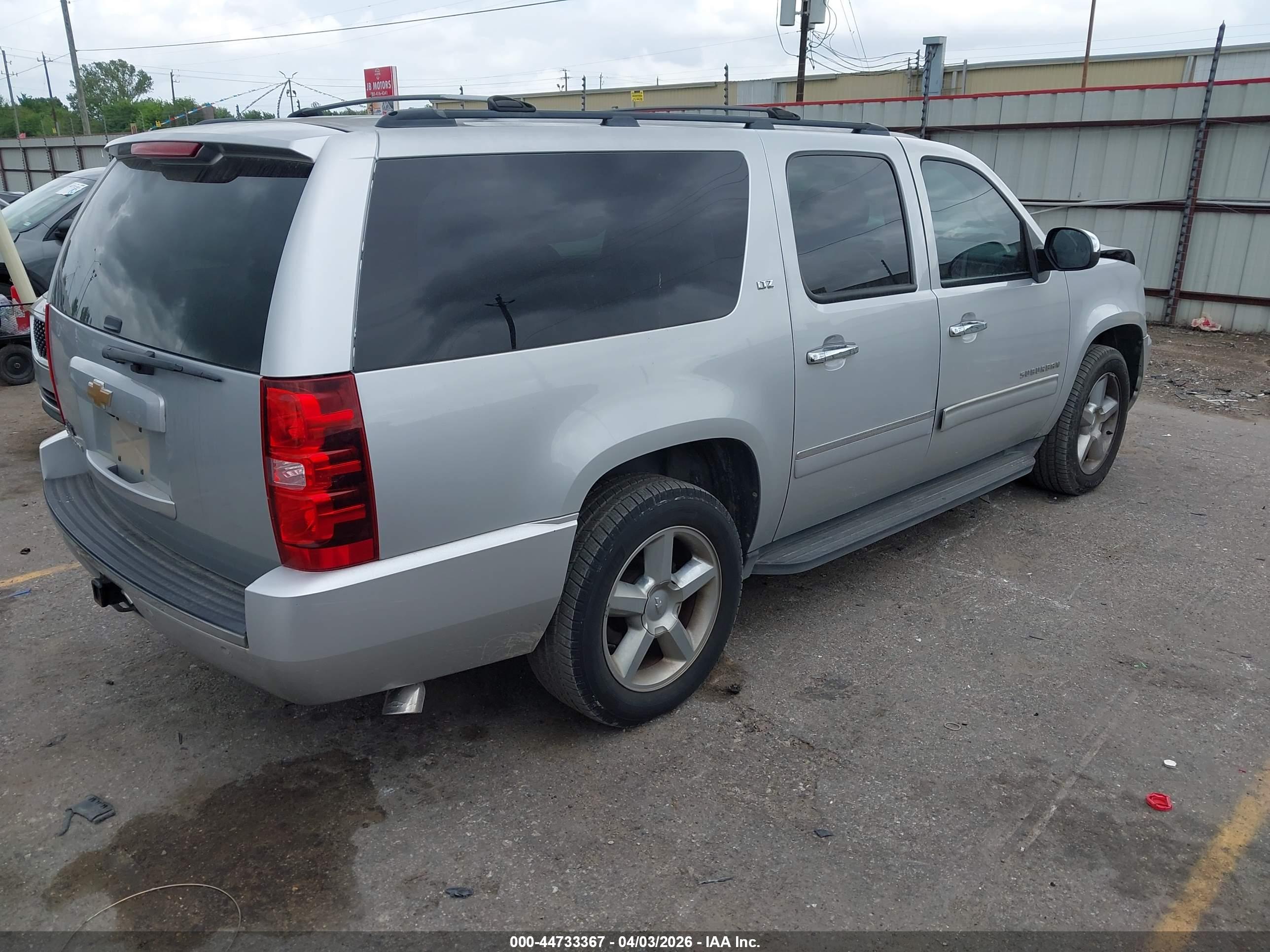 CHEVROLET SUBURBAN image 4