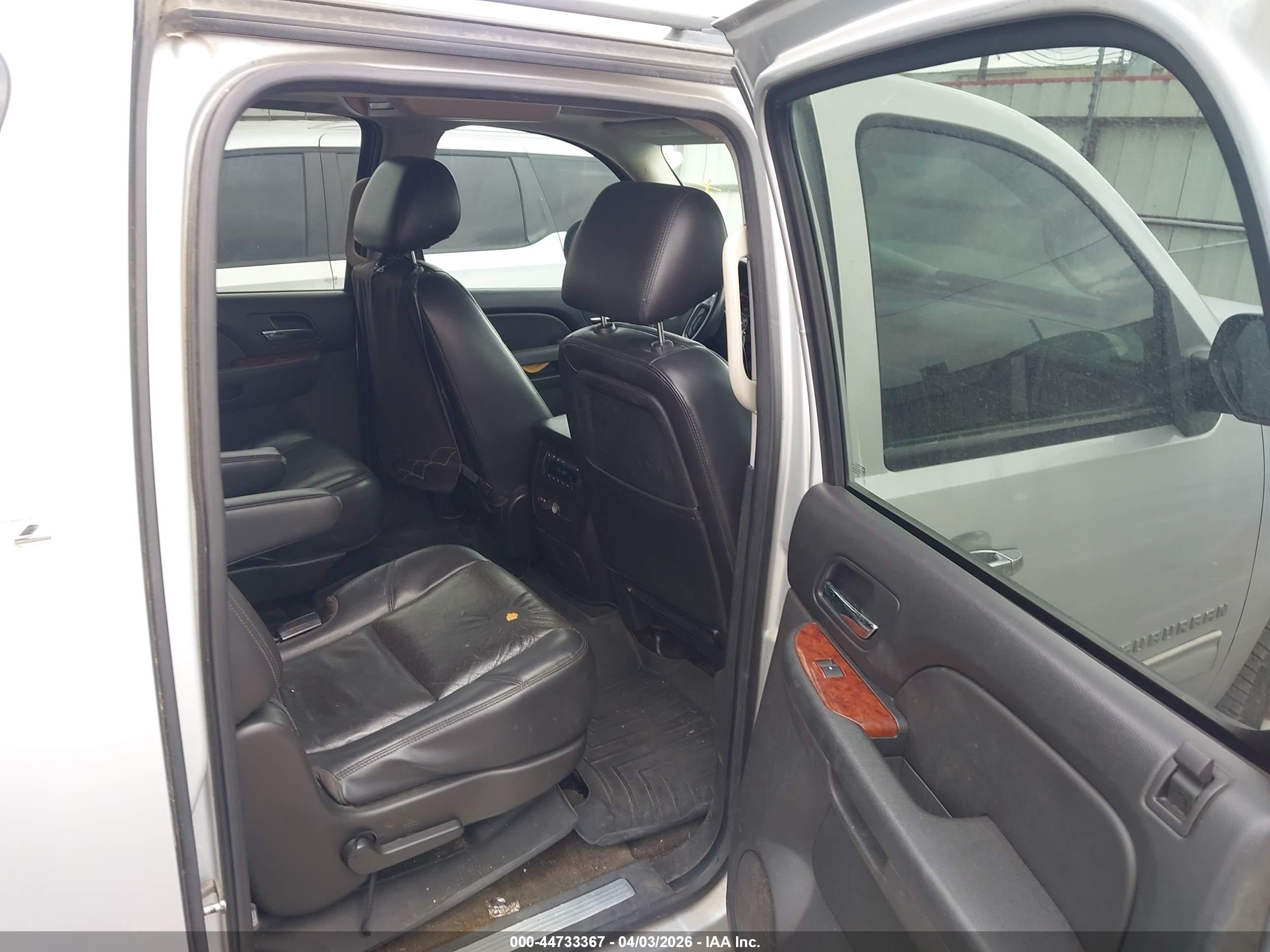 CHEVROLET SUBURBAN image 8