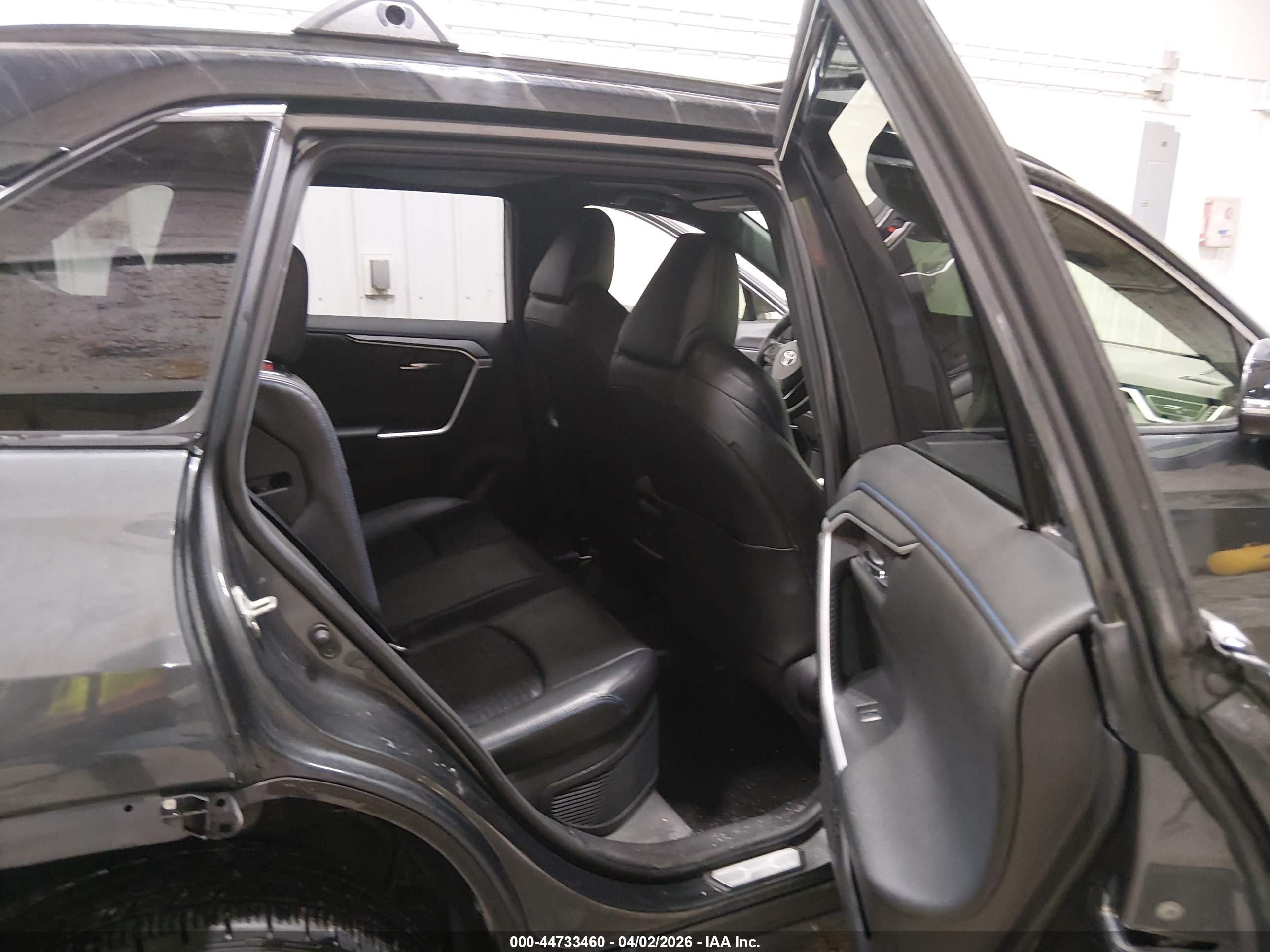 TOYOTA RAV4 image 8