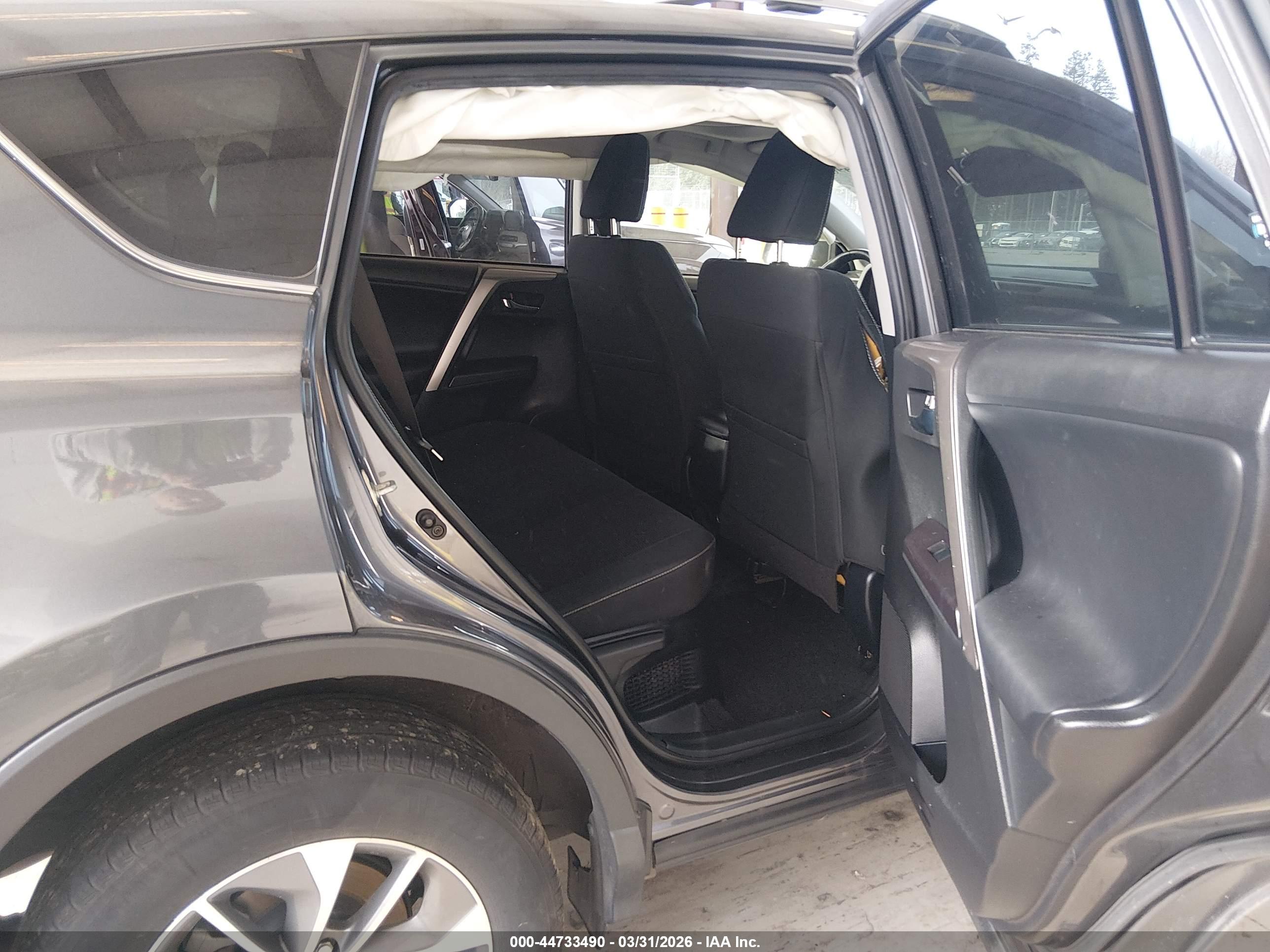 TOYOTA RAV4 image 8