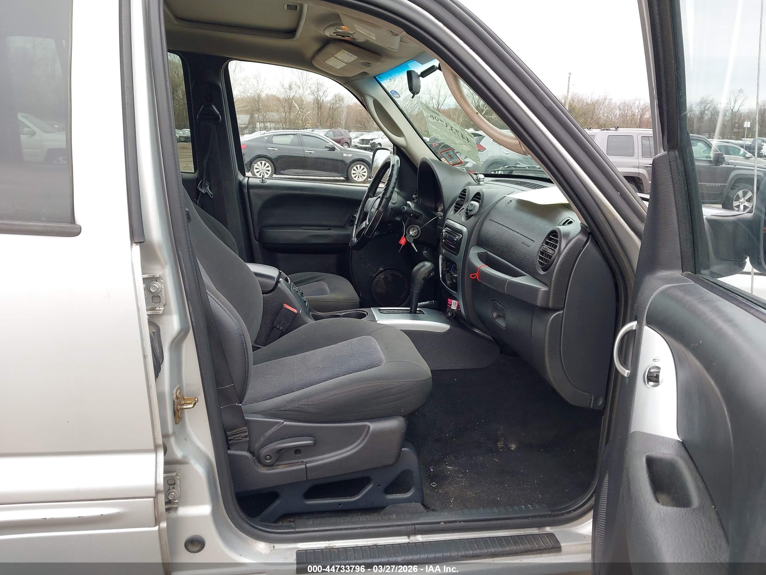 JEEP LIBERTY image 5