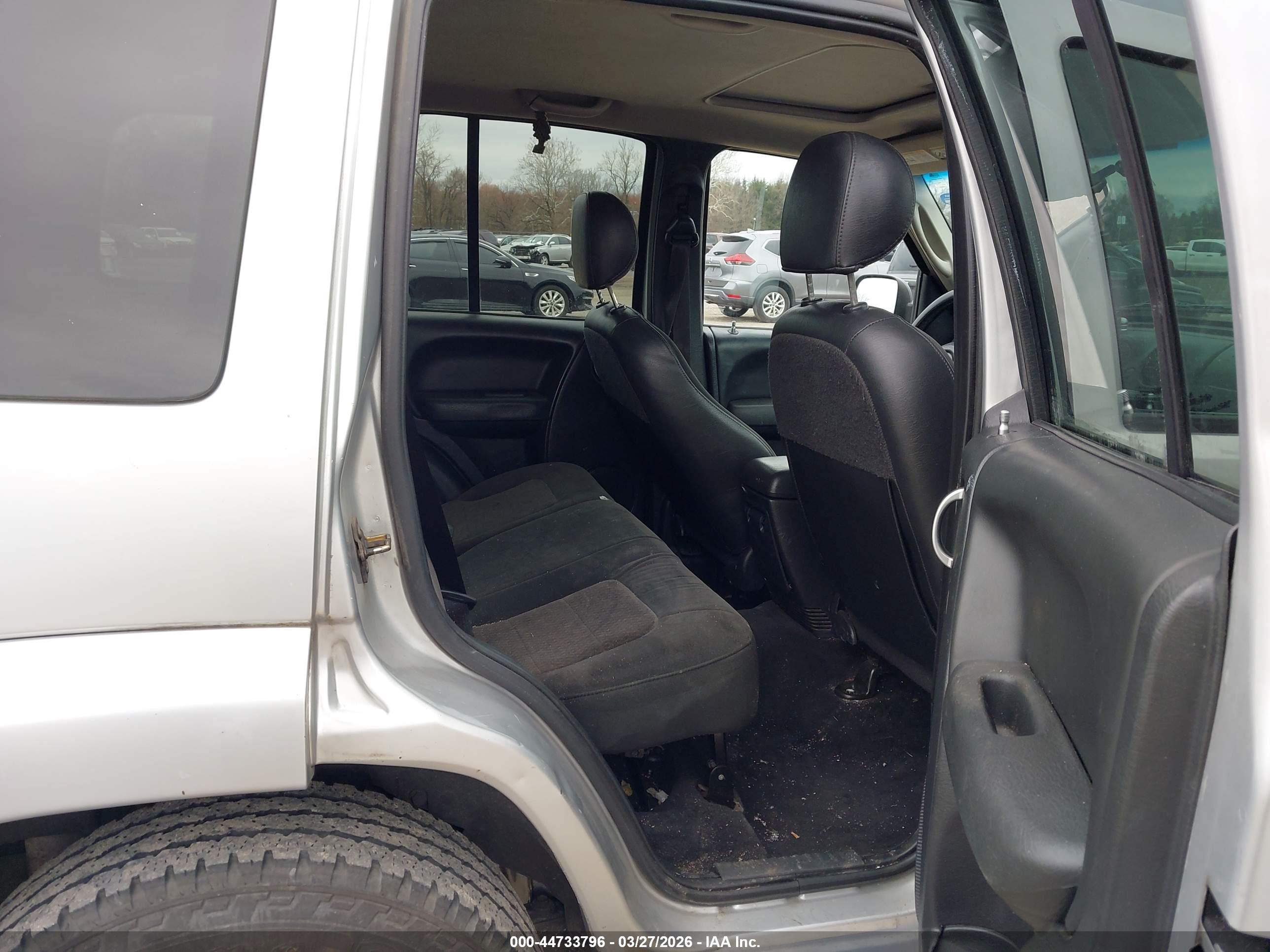 JEEP LIBERTY image 8