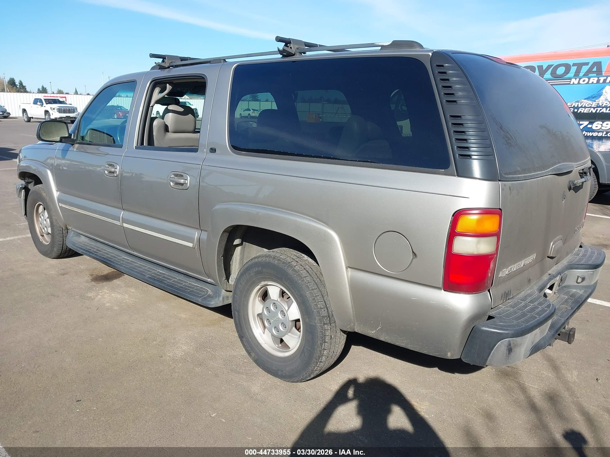 CHEVROLET SUBURBAN image 3