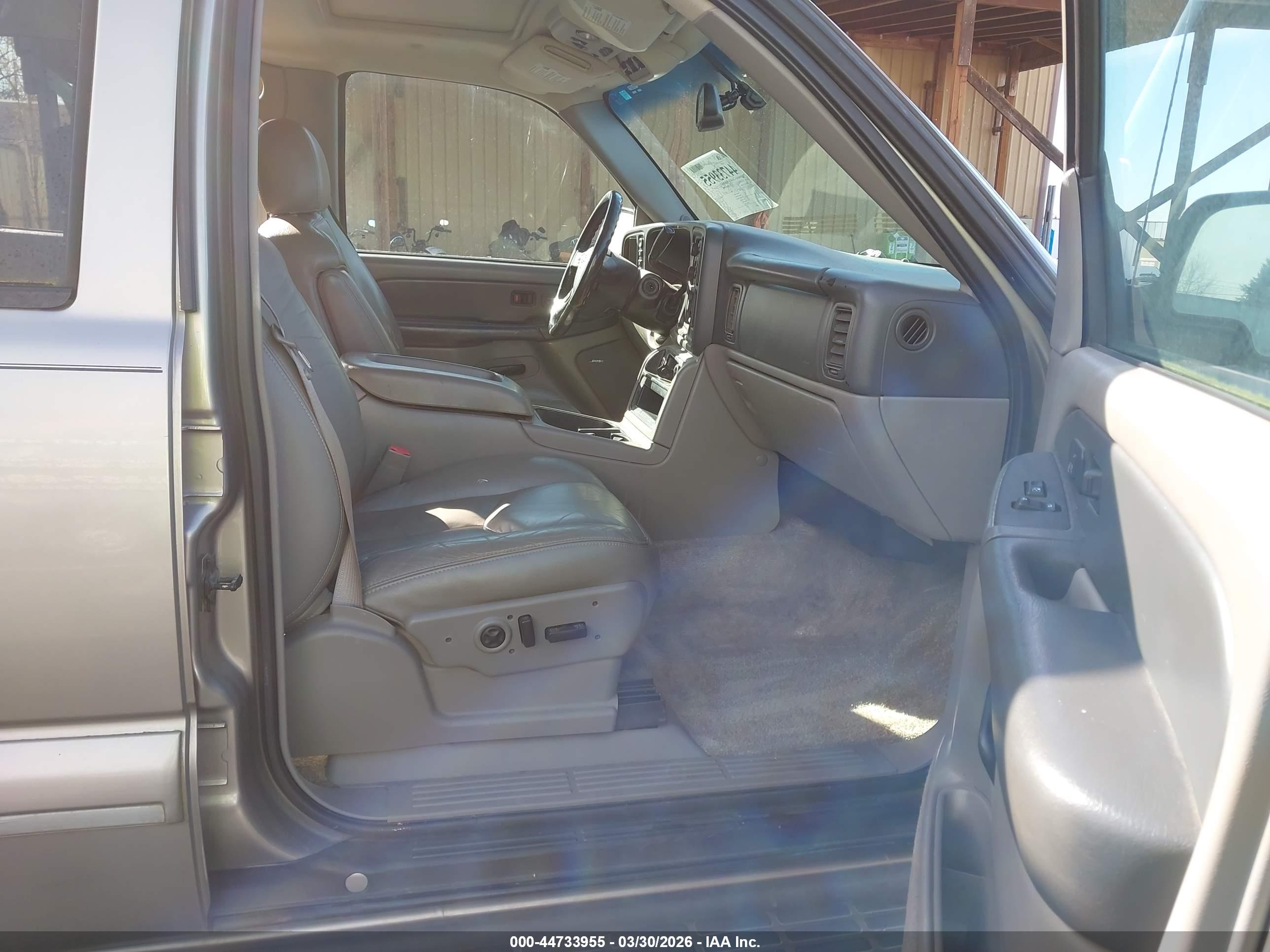 CHEVROLET SUBURBAN image 5