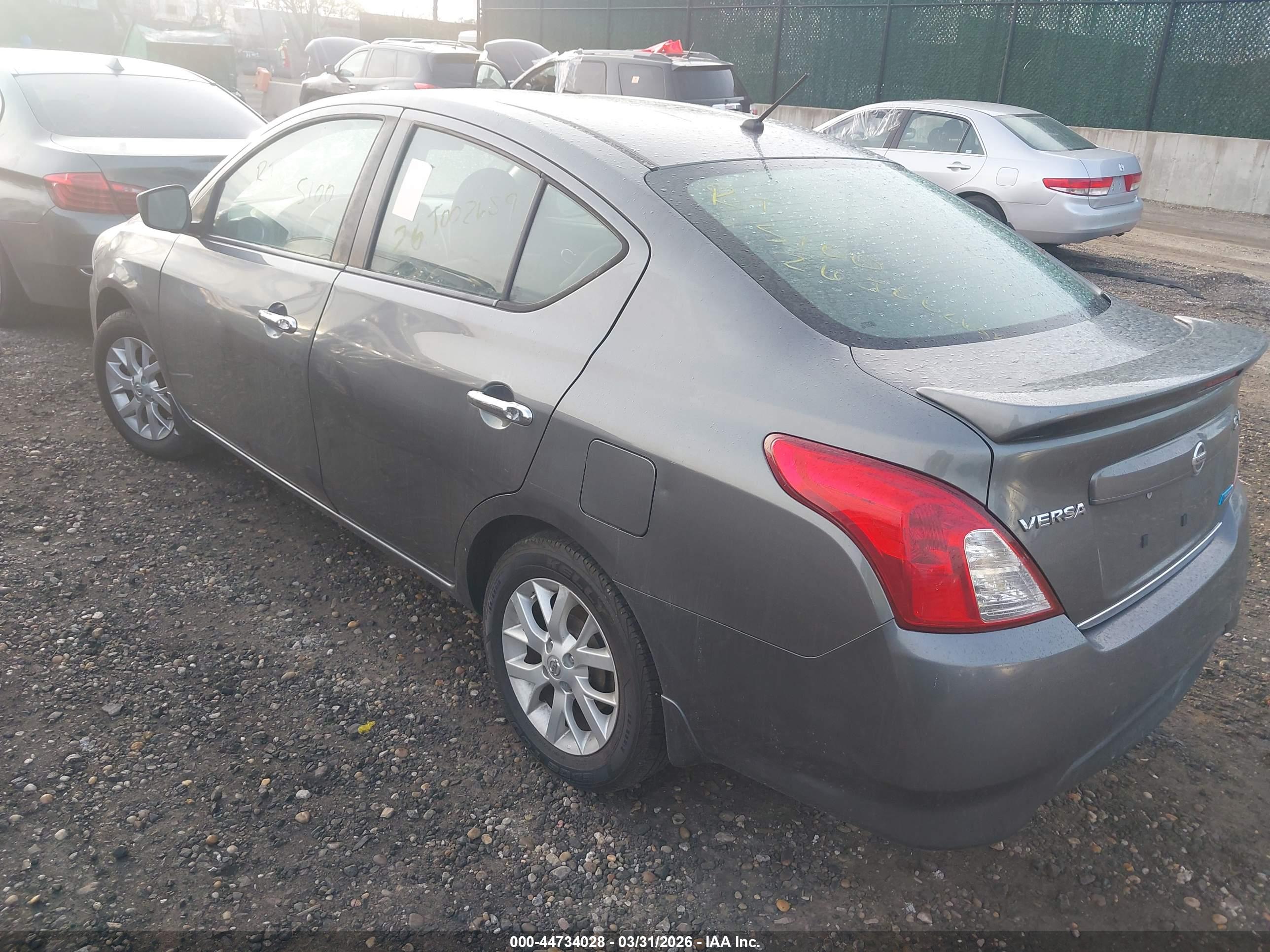 NISSAN VERSA image 3