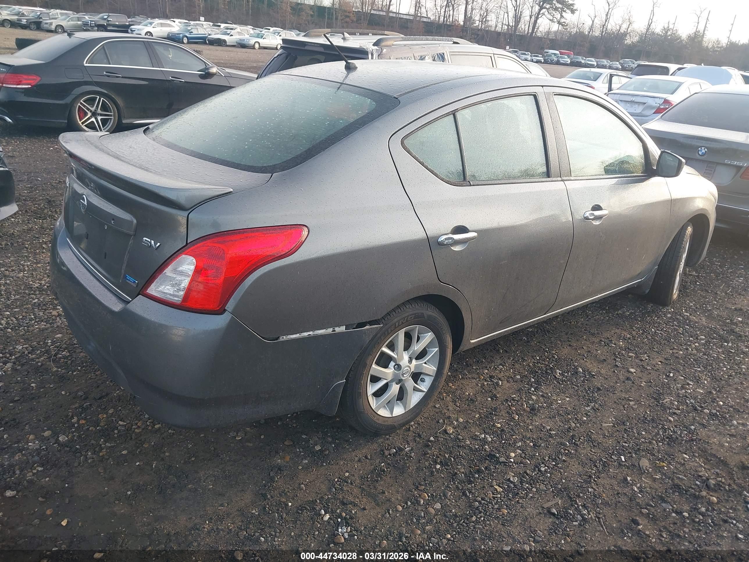NISSAN VERSA image 4