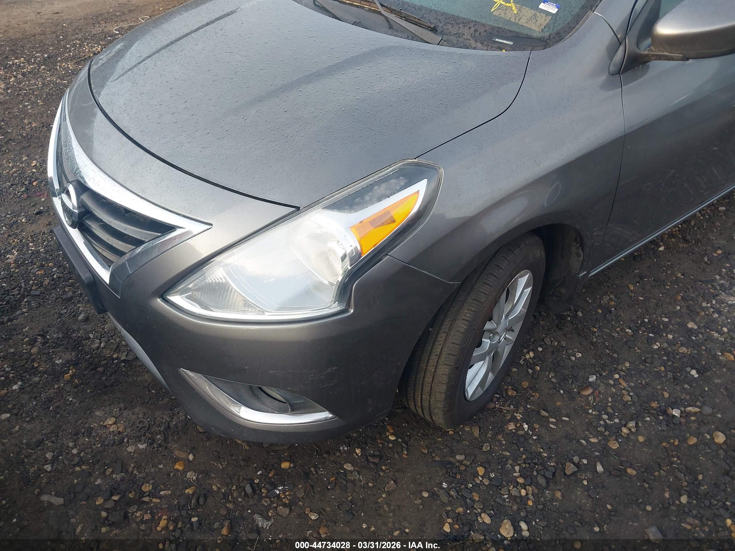 NISSAN VERSA image 6