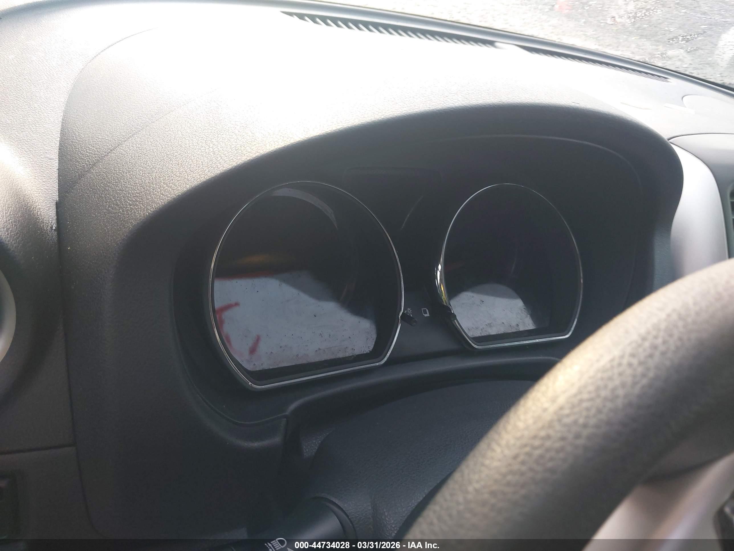 NISSAN VERSA image 7