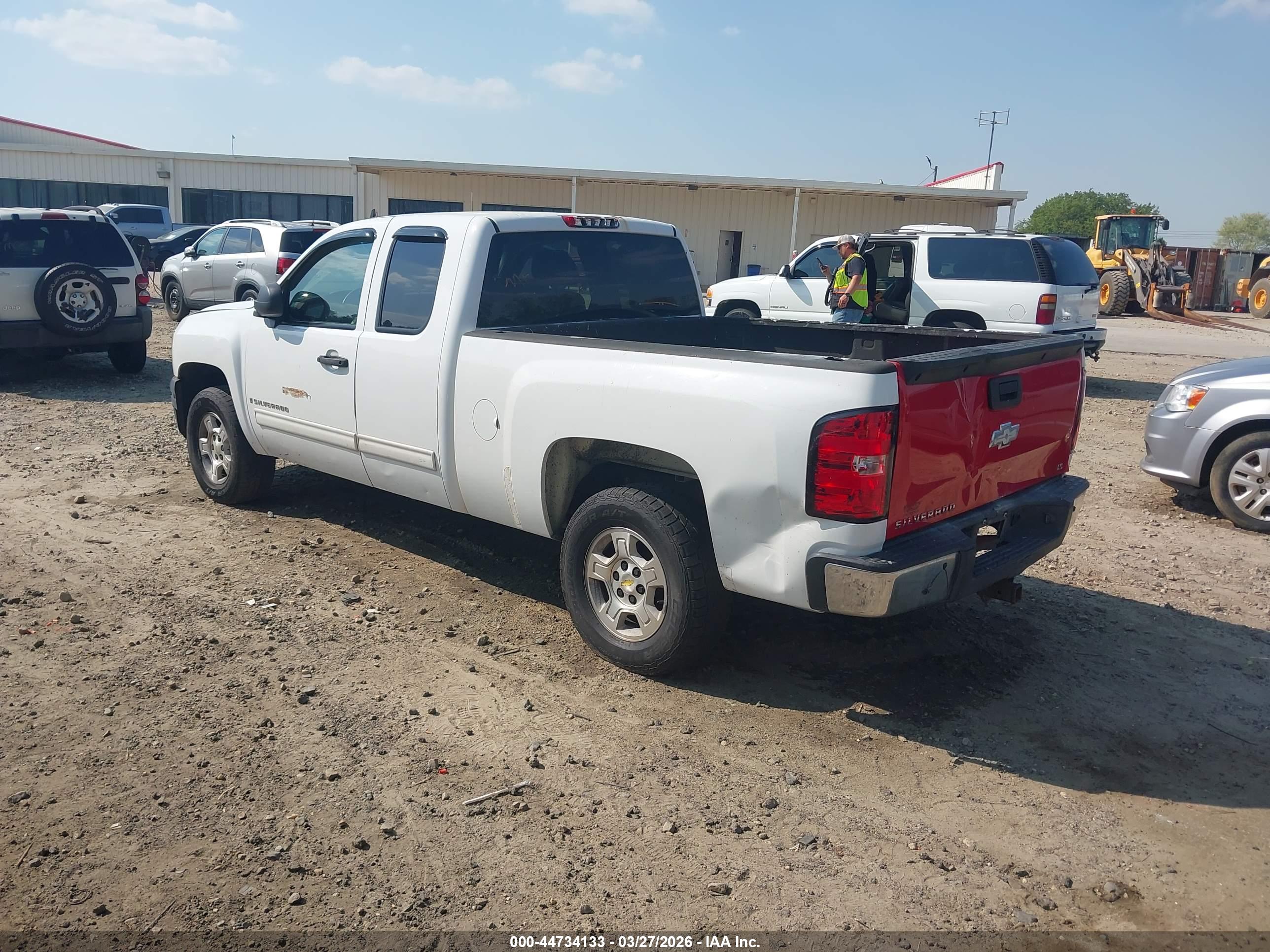 CHEVROLET SILVERADO image 3