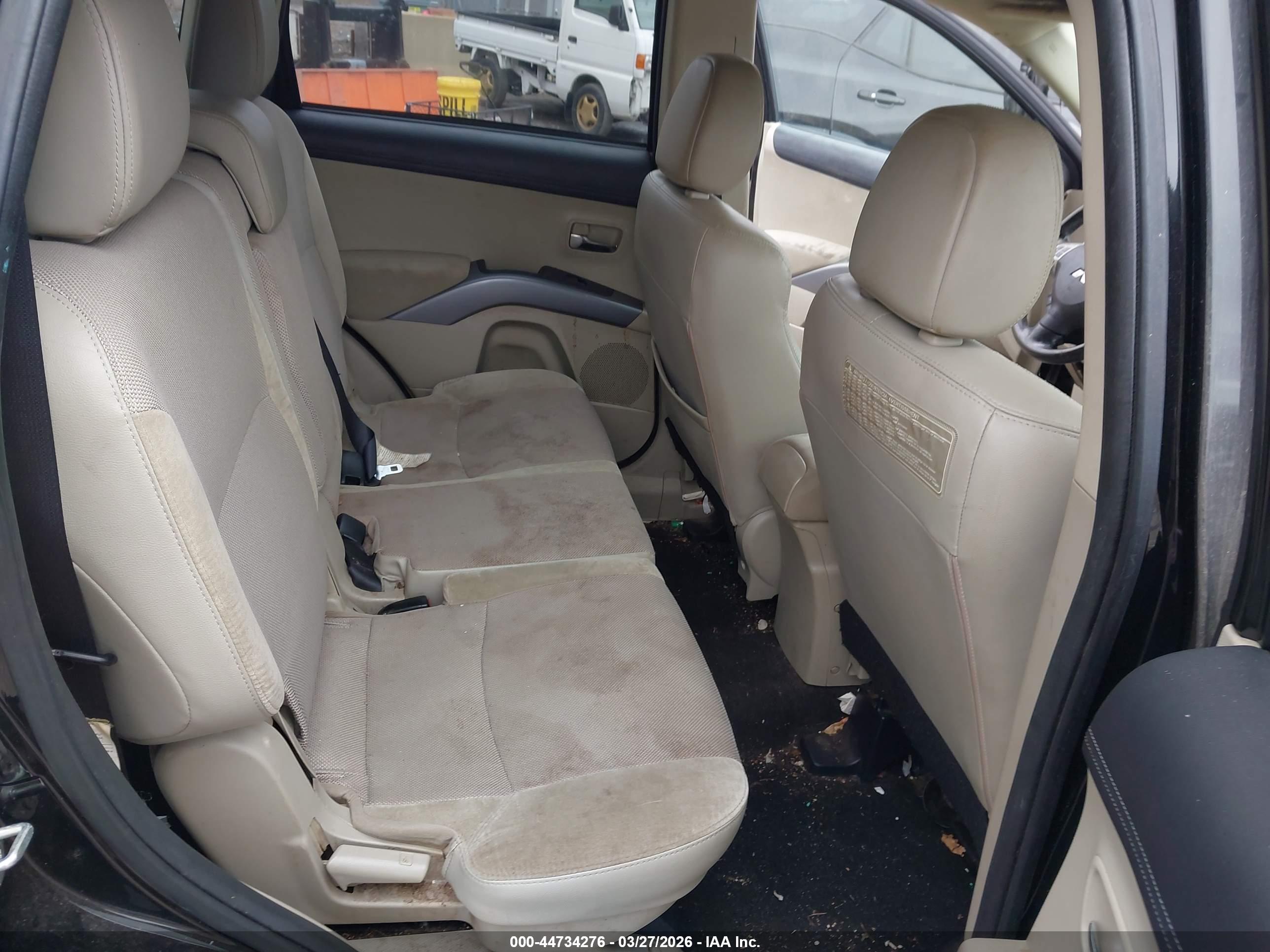 MITSUBISHI OUTLANDER image 8
