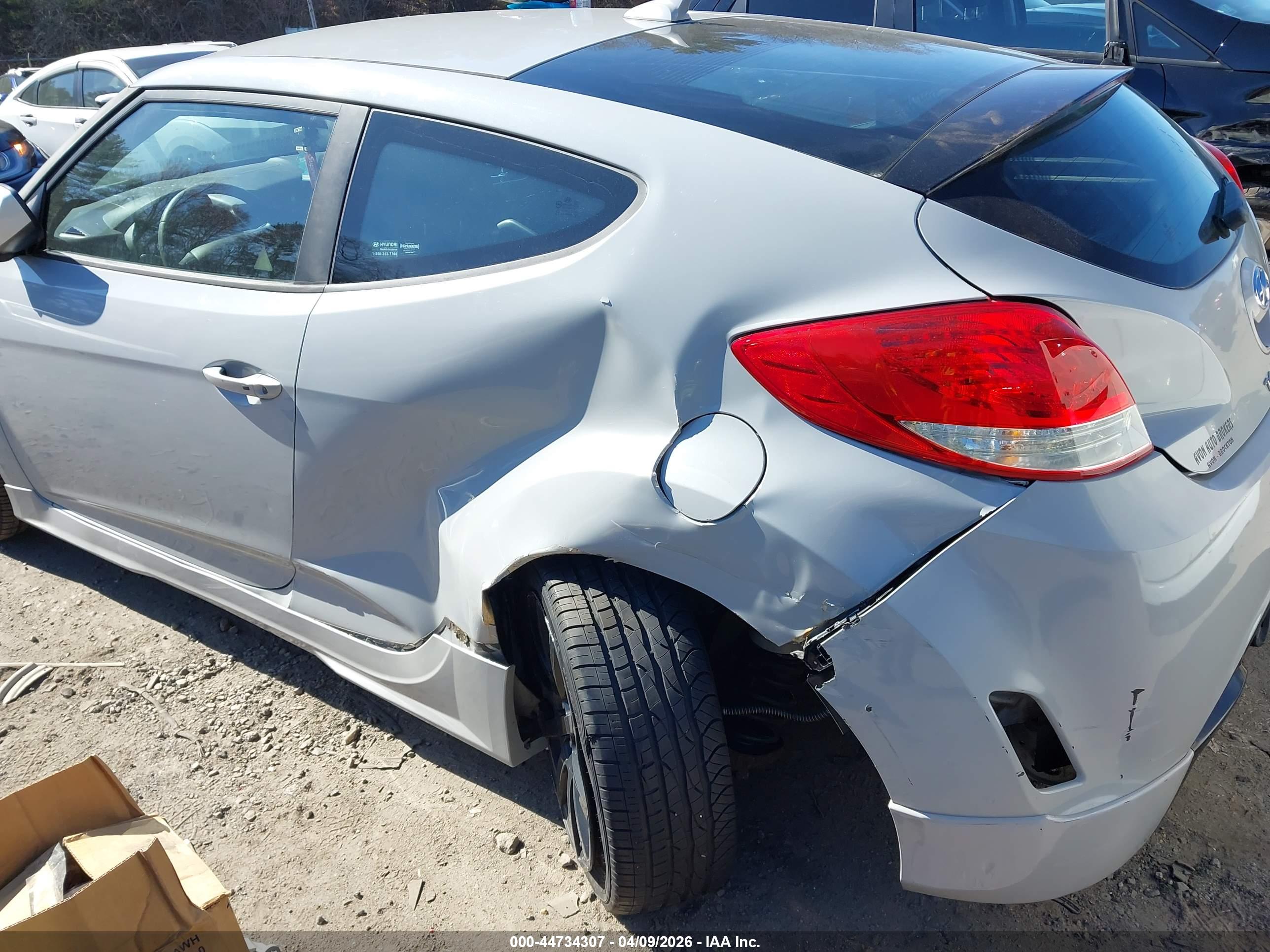 HYUNDAI VELOSTER image 6