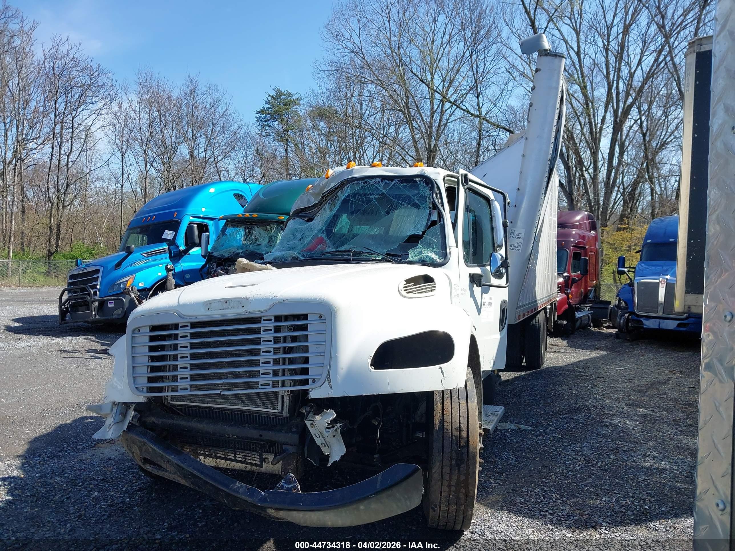 FREIGHTLINER M2 image 2