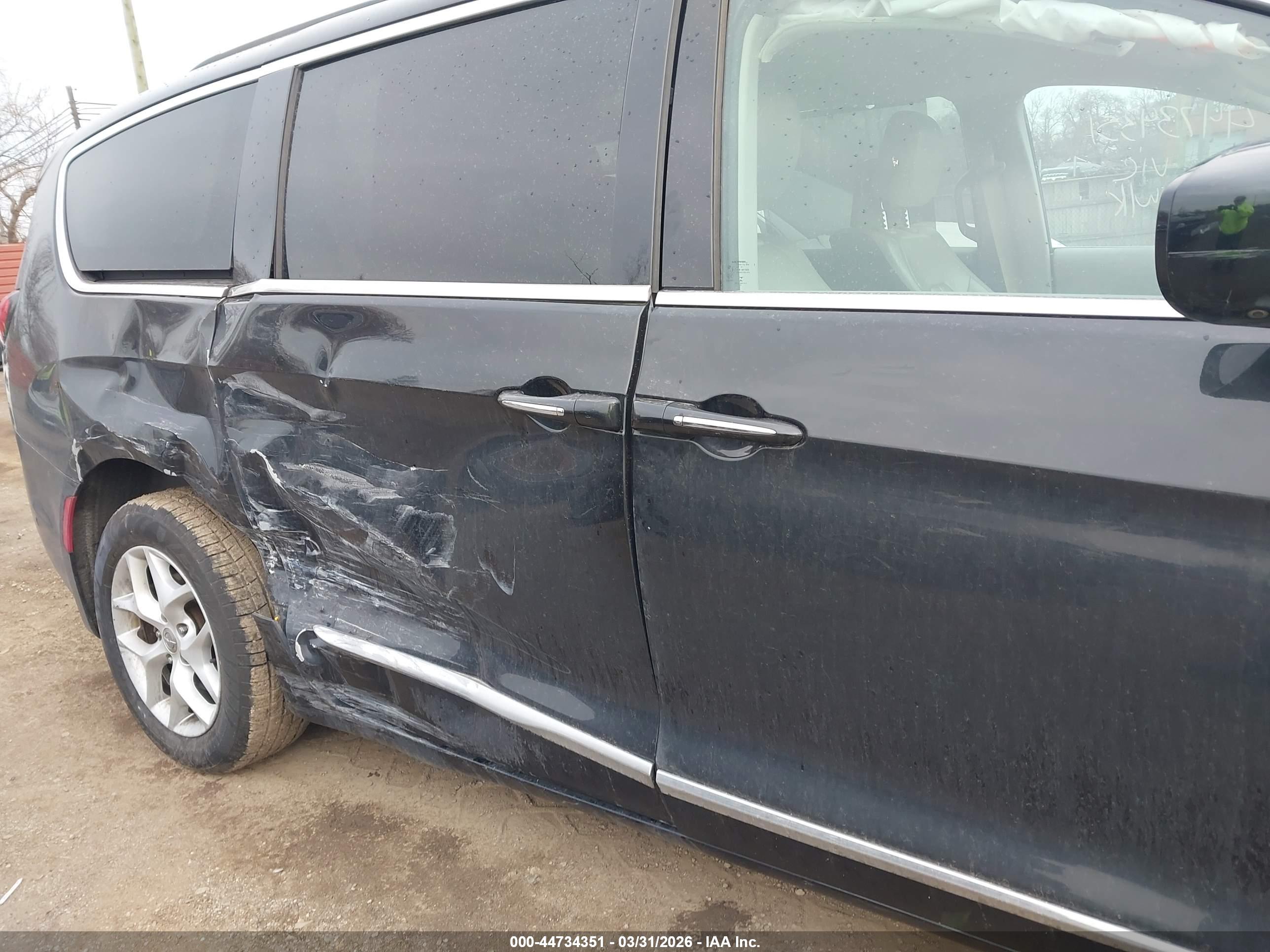 CHRYSLER PACIFICA image 6