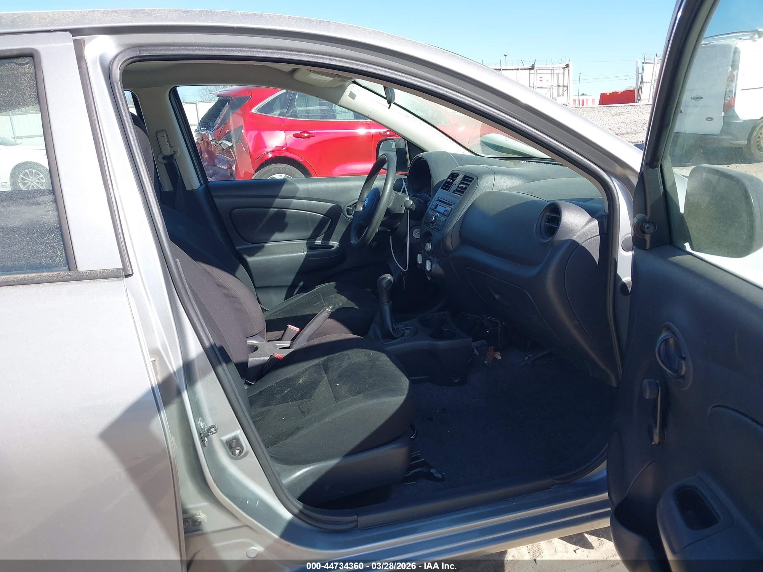 NISSAN VERSA image 5