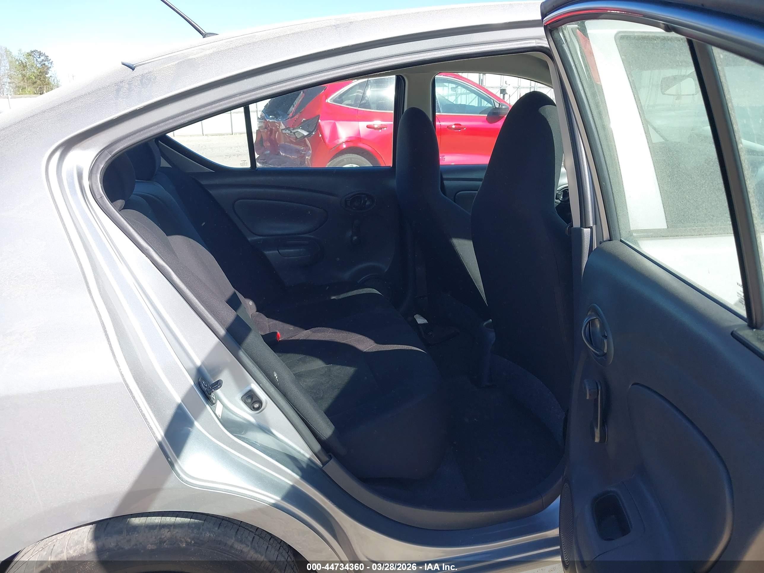 NISSAN VERSA image 8
