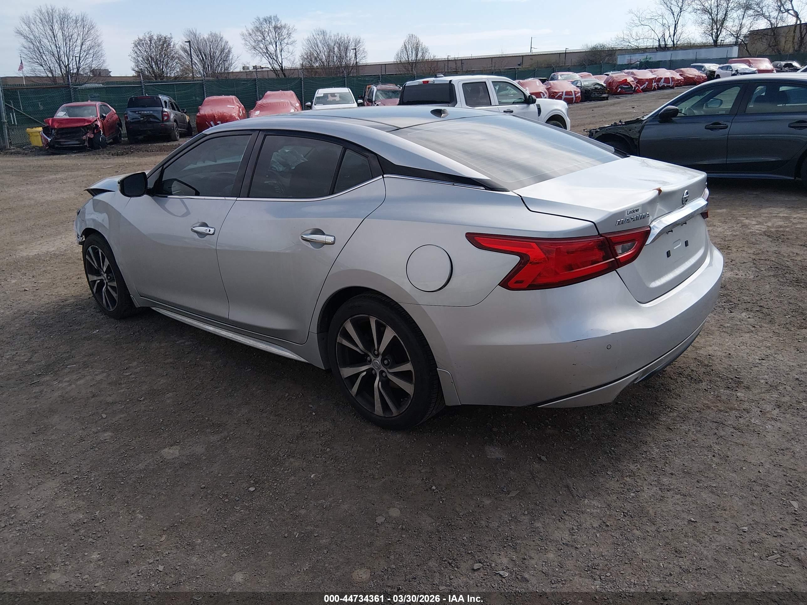 NISSAN MAXIMA image 3