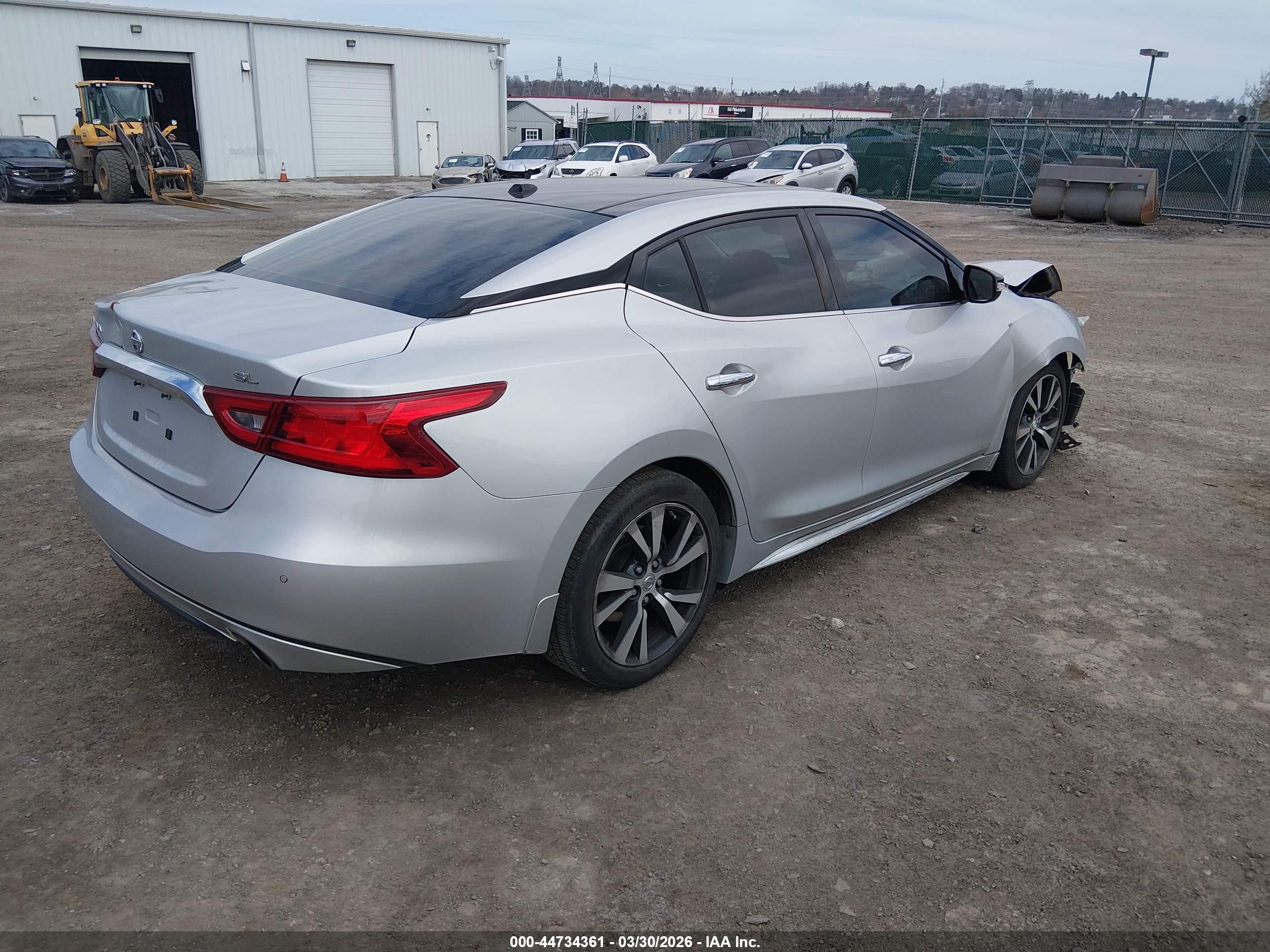 NISSAN MAXIMA image 4
