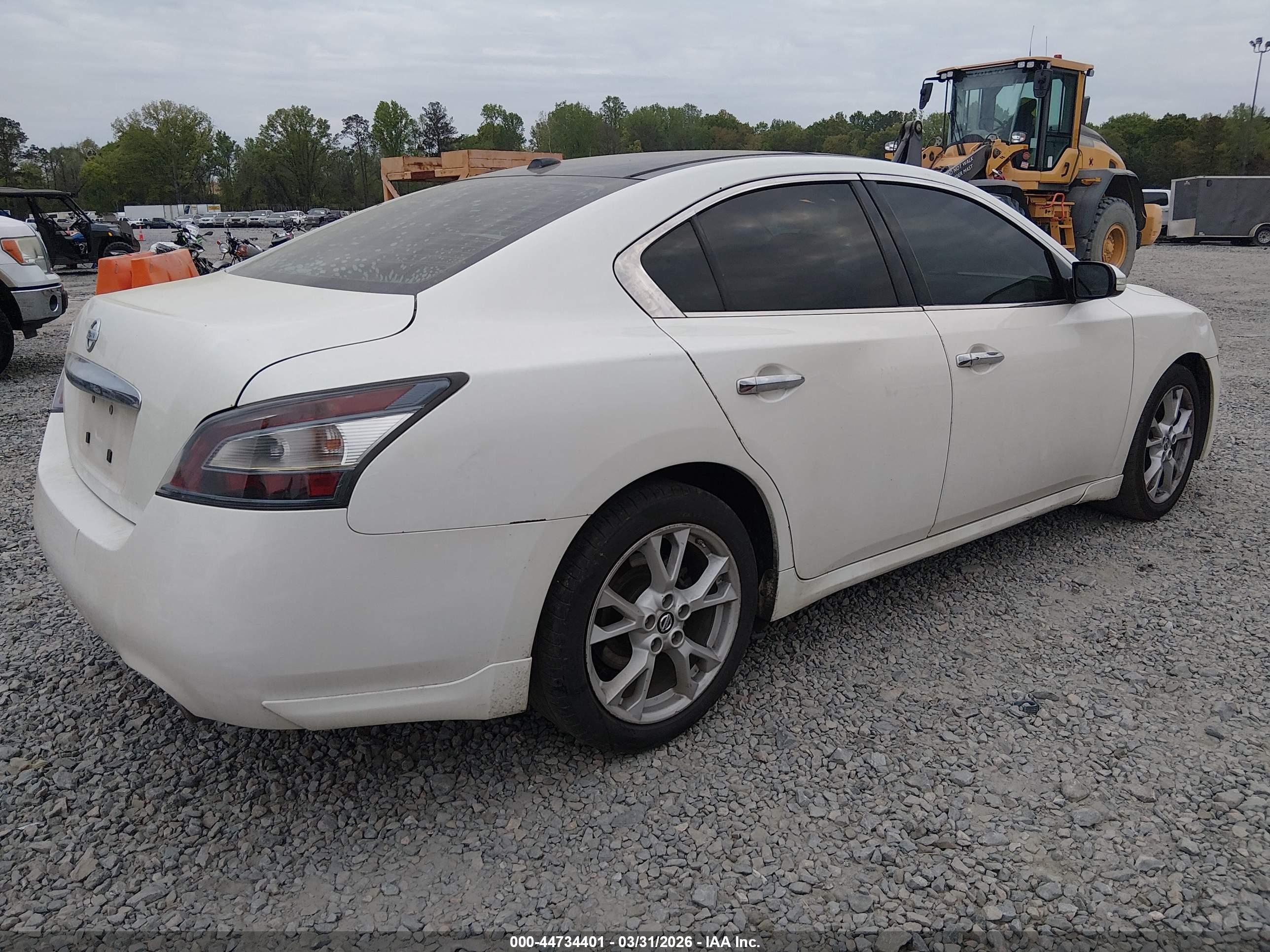NISSAN MAXIMA image 4