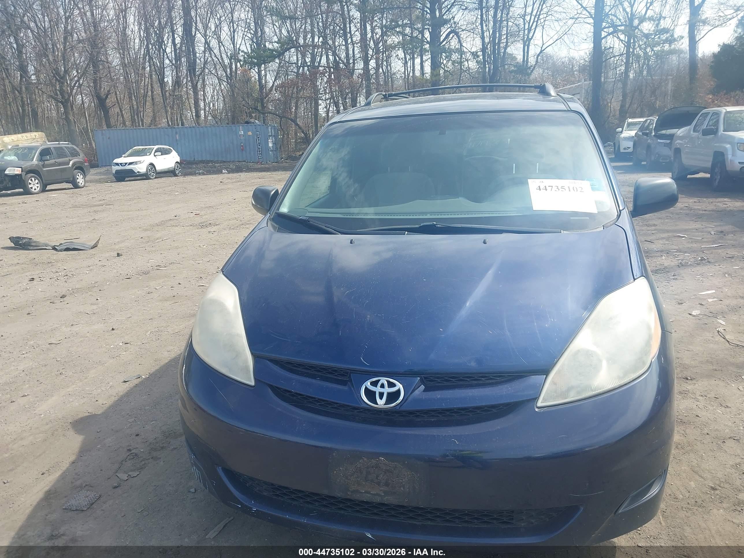 TOYOTA SIENNA image 6