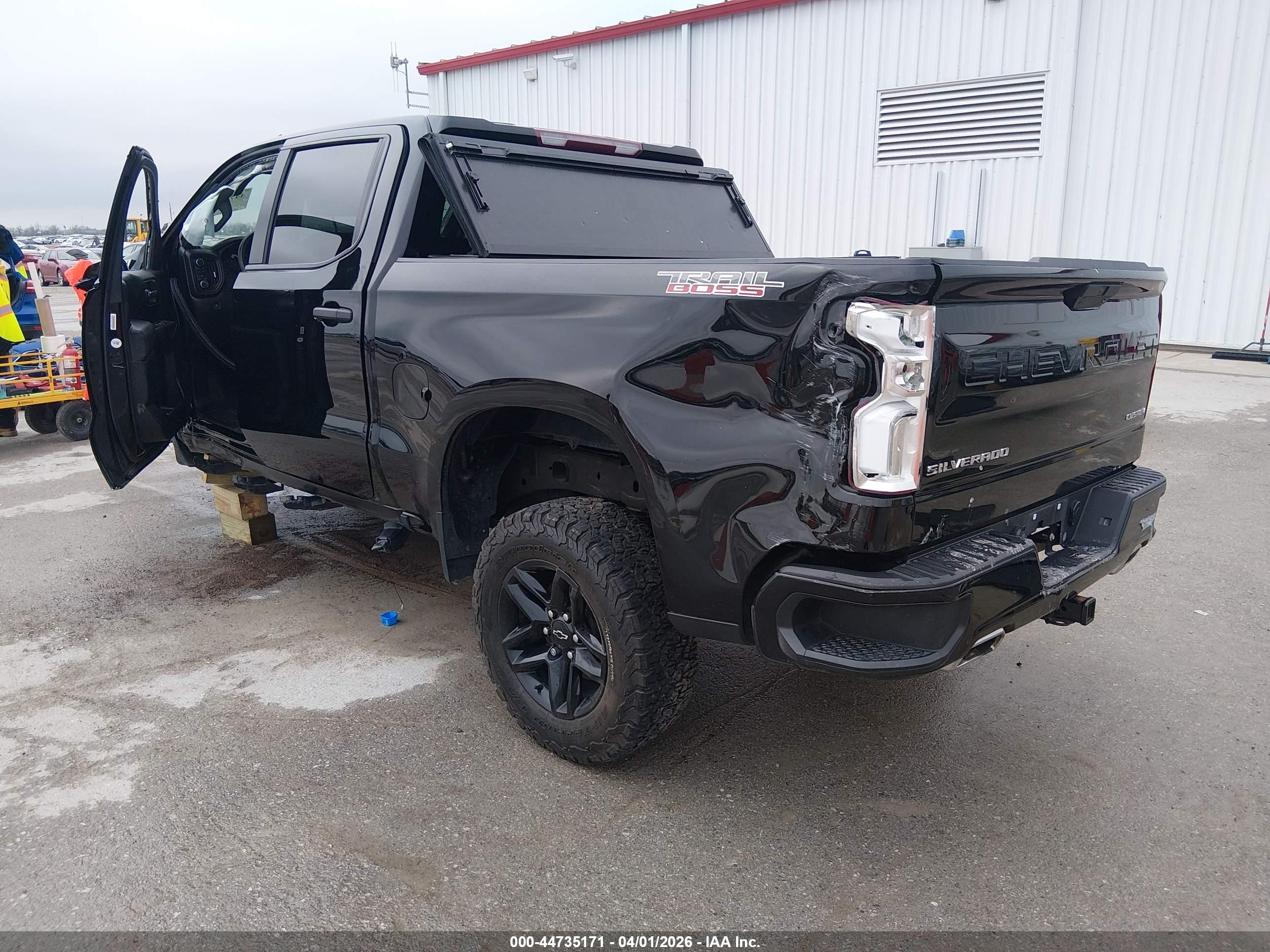 CHEVROLET SILVERADO image 3