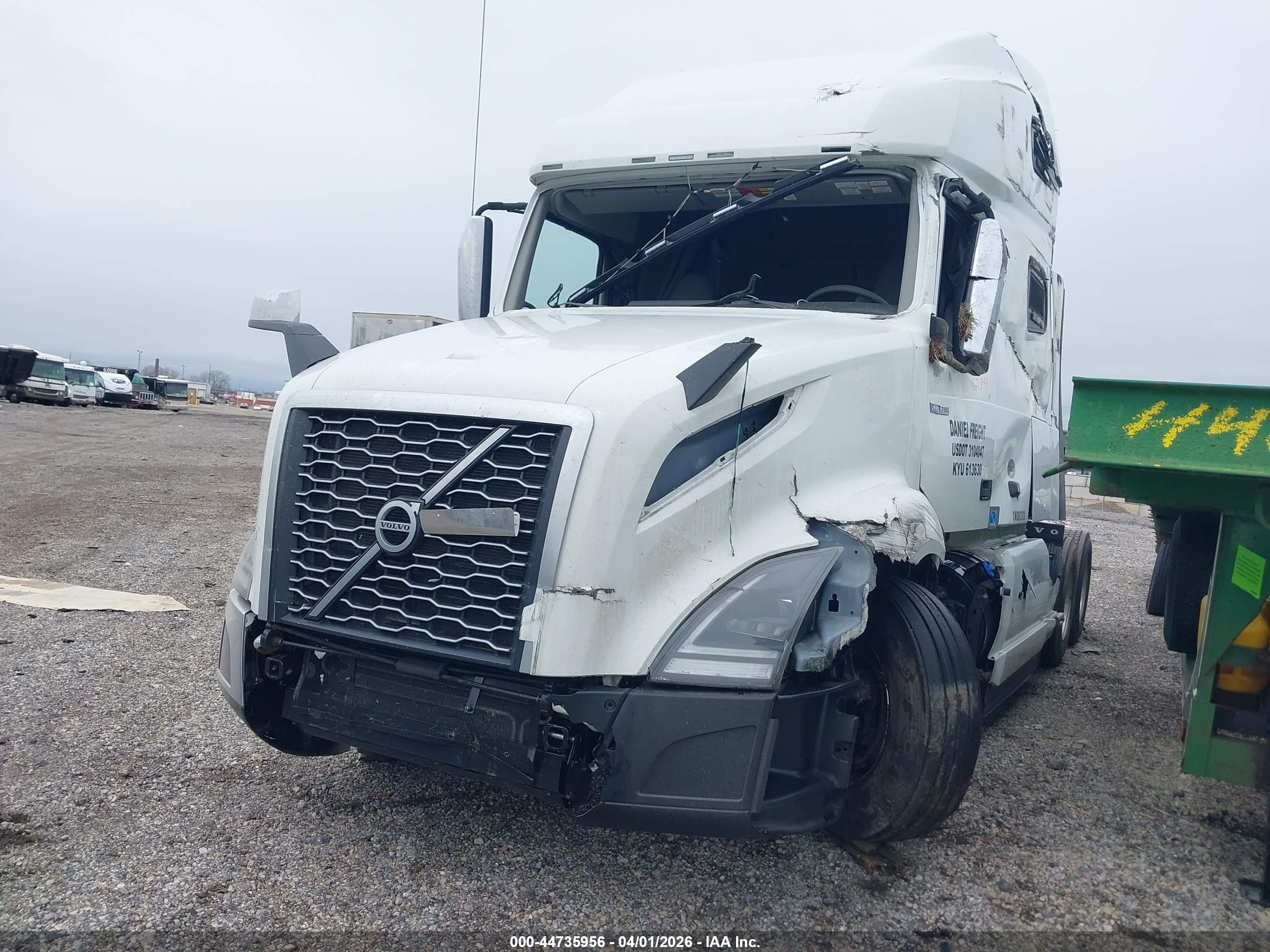 VOLVO VNL image 2