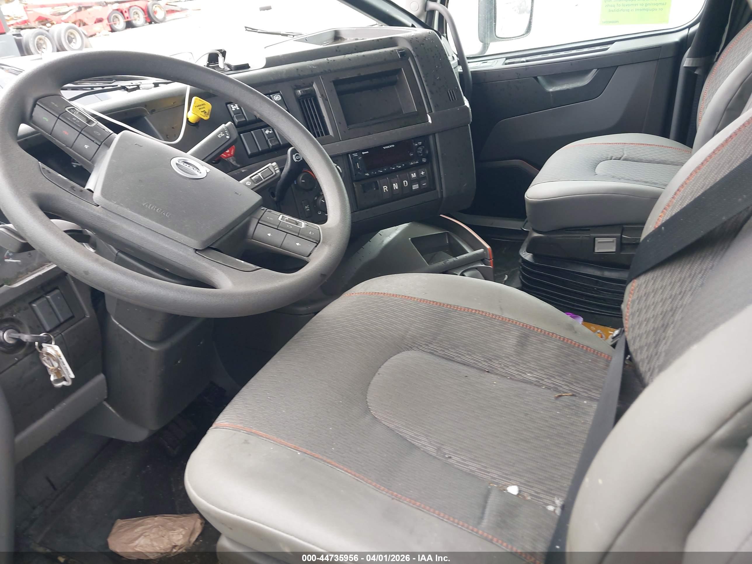VOLVO VNL image 7