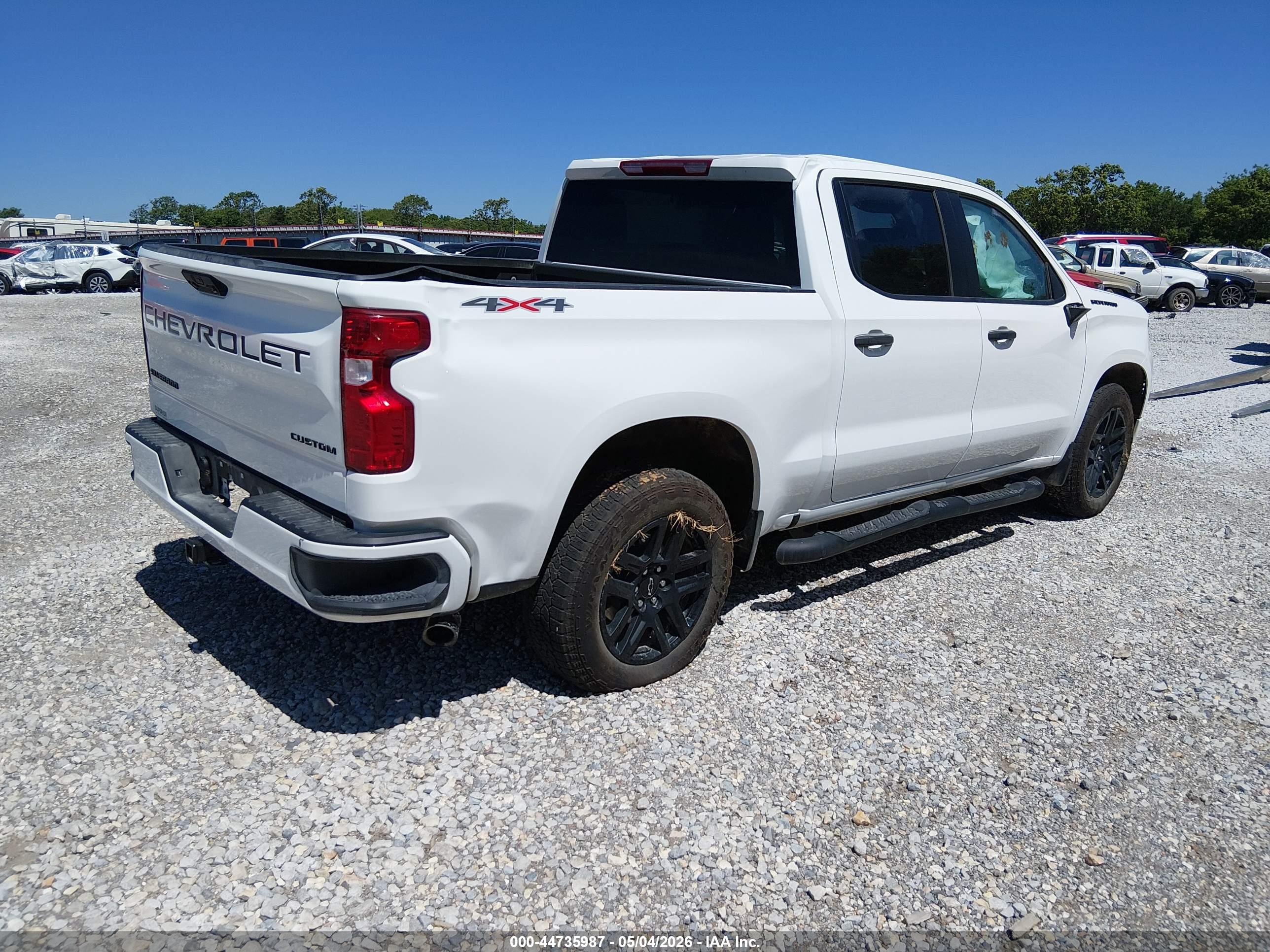 CHEVROLET SILVERADO image 4