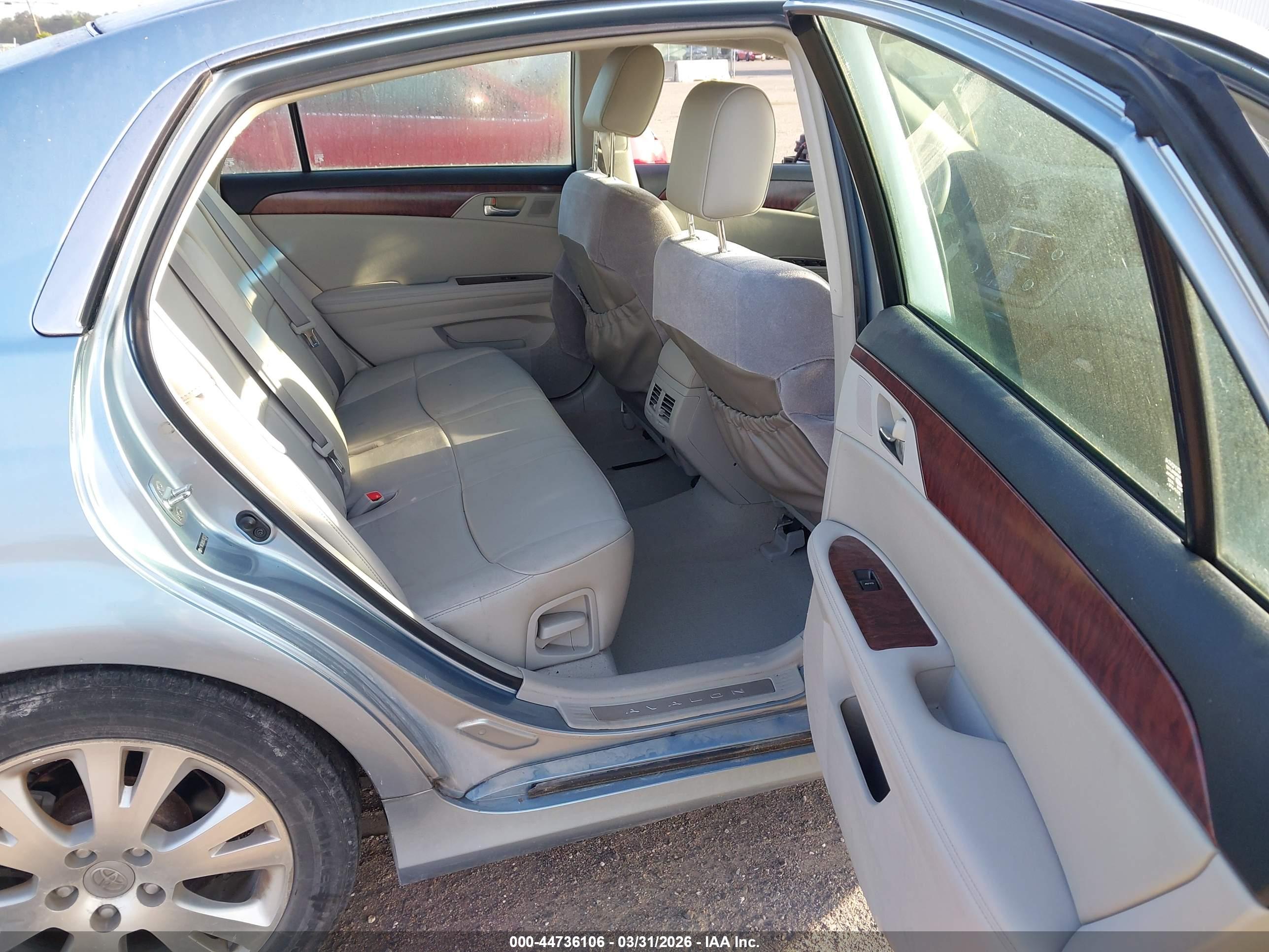 TOYOTA AVALON image 8