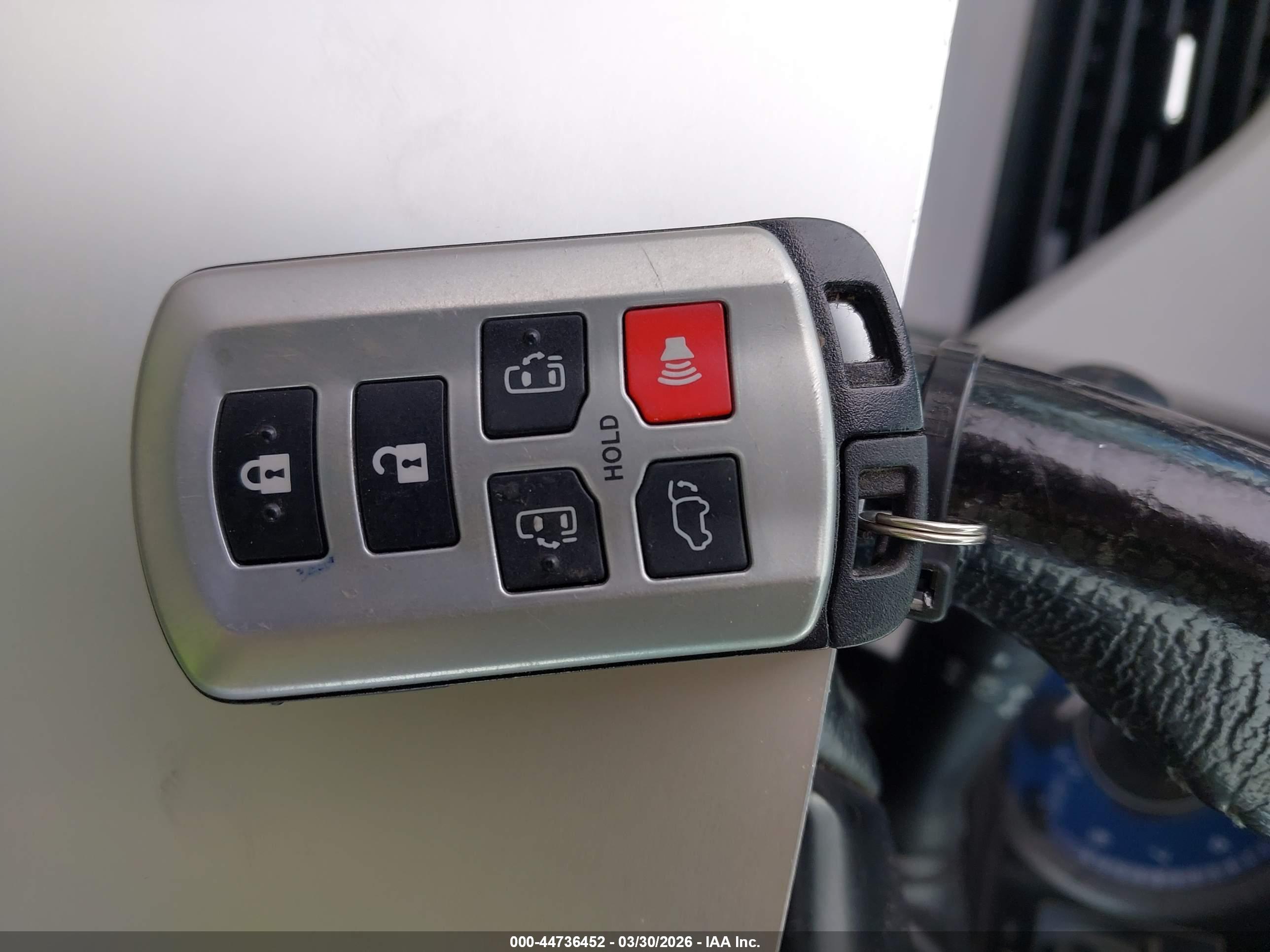 TOYOTA SIENNA image 11