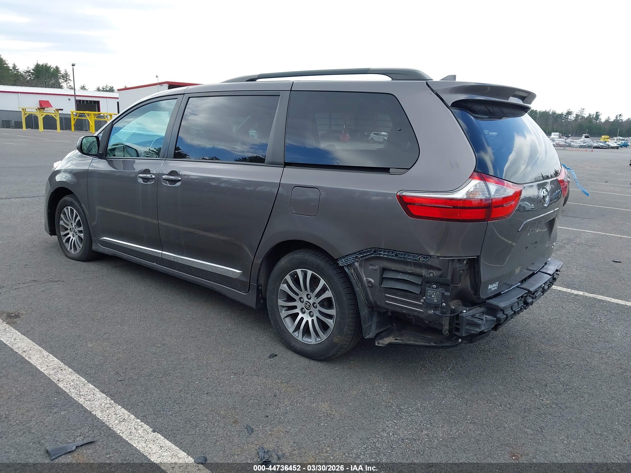 TOYOTA SIENNA image 3