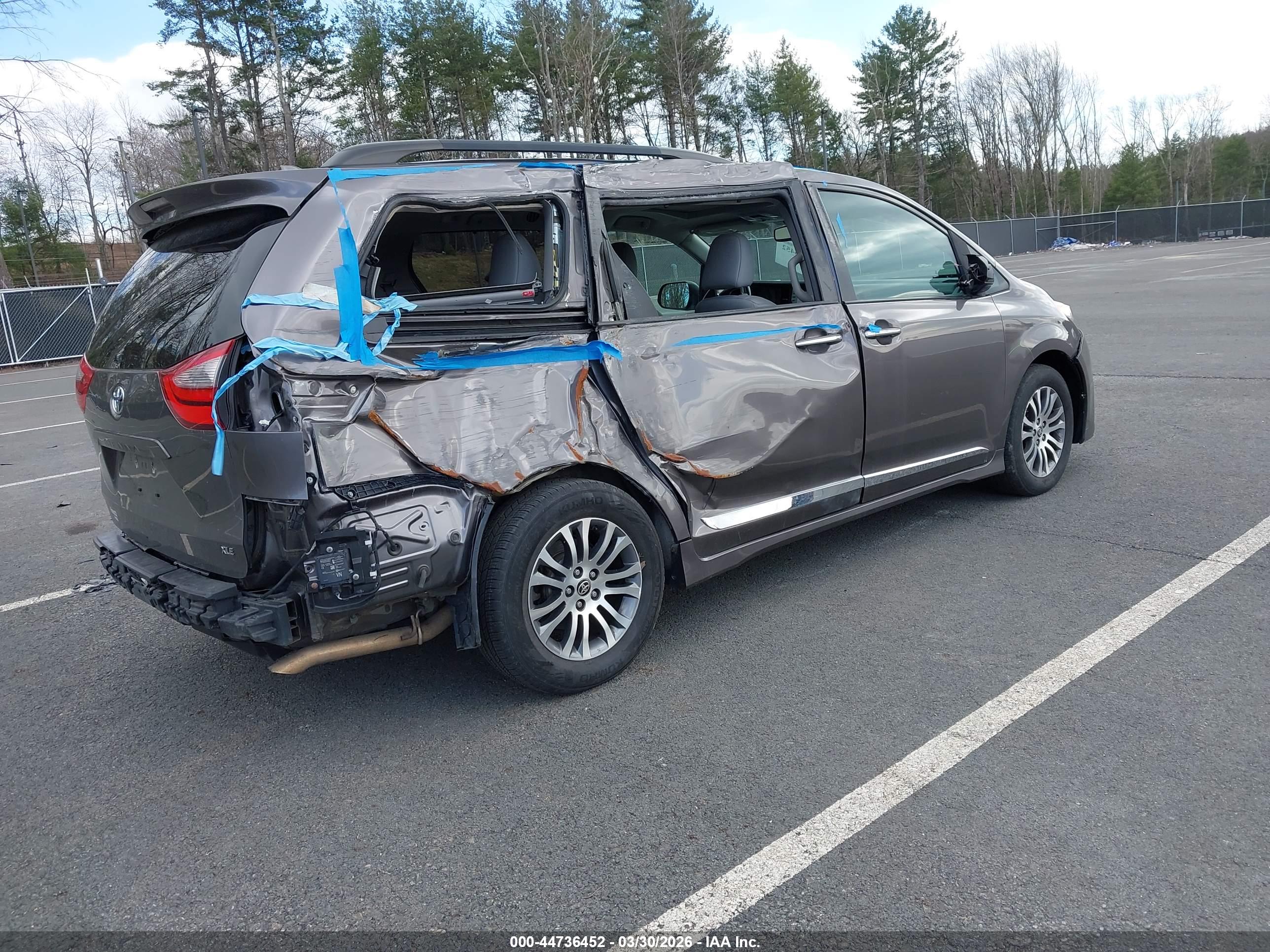 TOYOTA SIENNA image 4