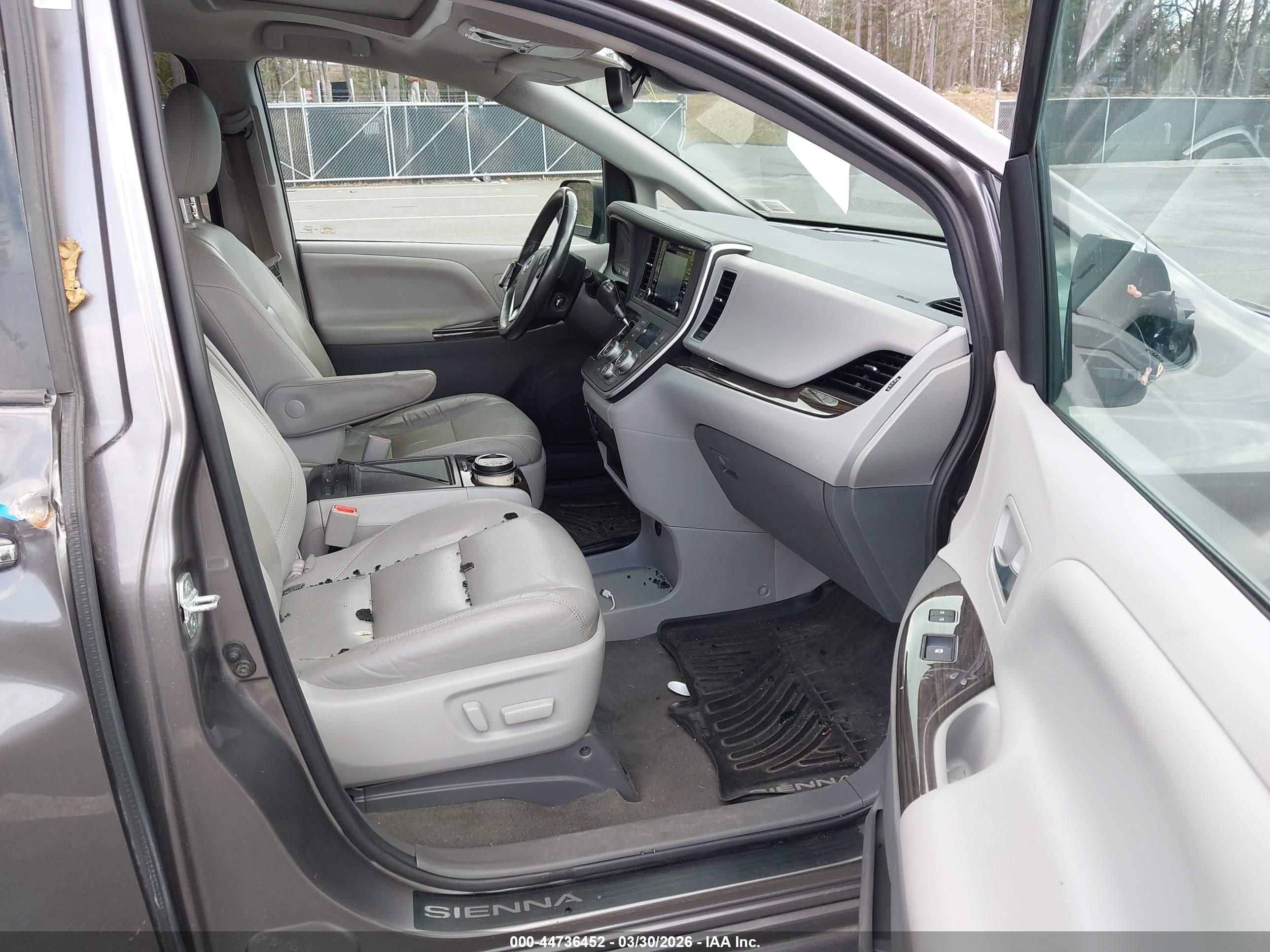 TOYOTA SIENNA image 5