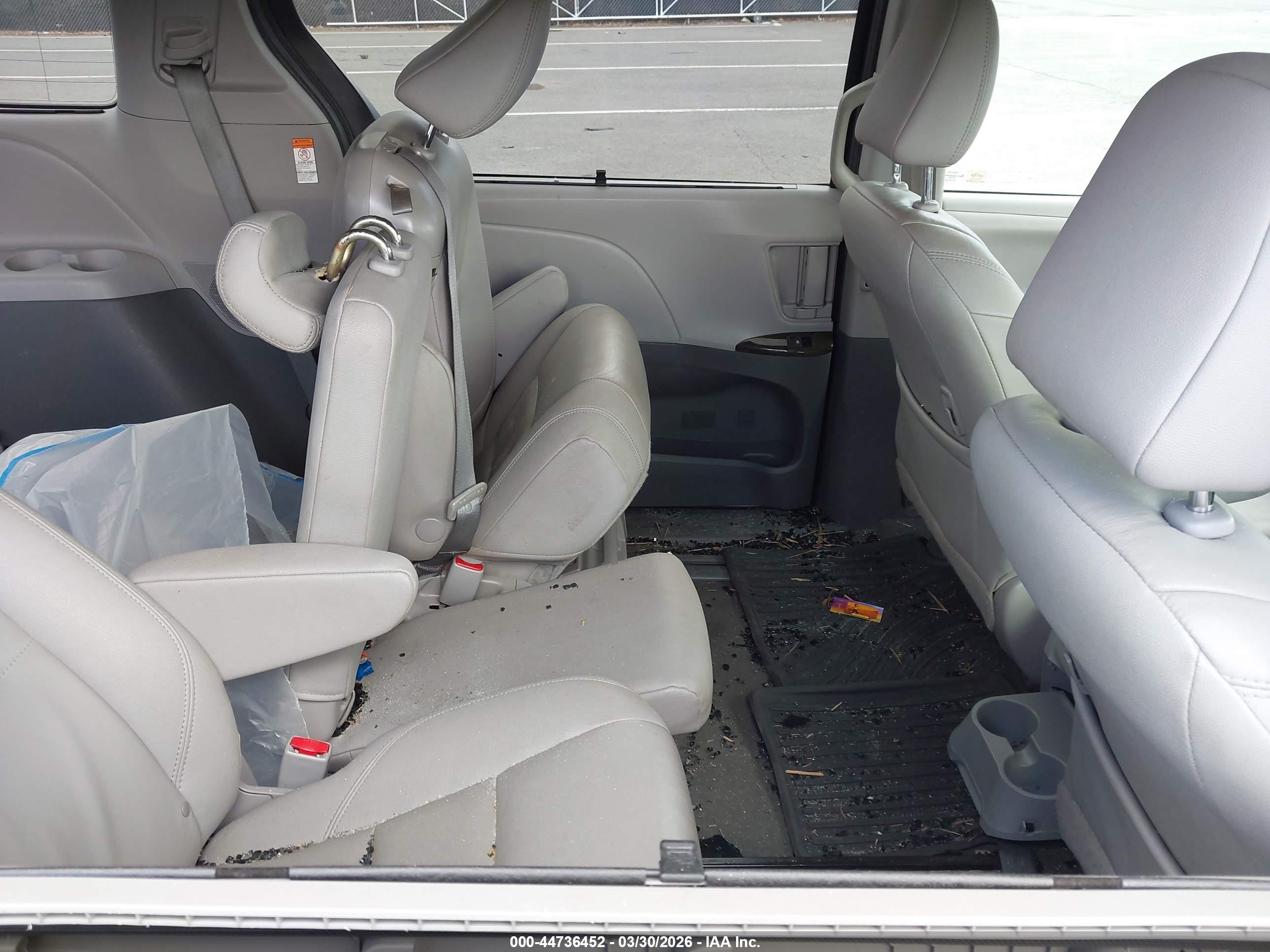 TOYOTA SIENNA image 8
