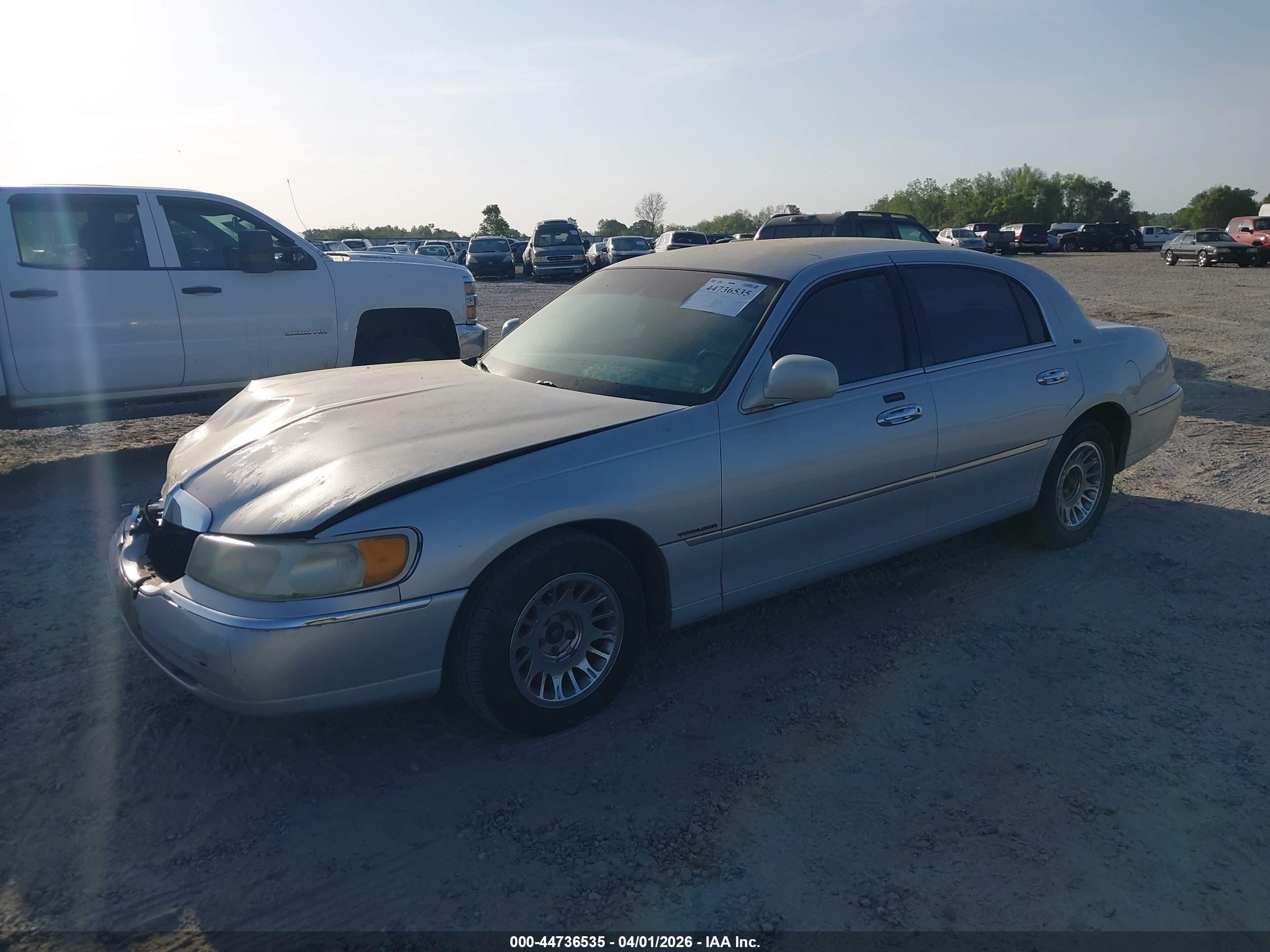 LINCOLN TOWN image 2