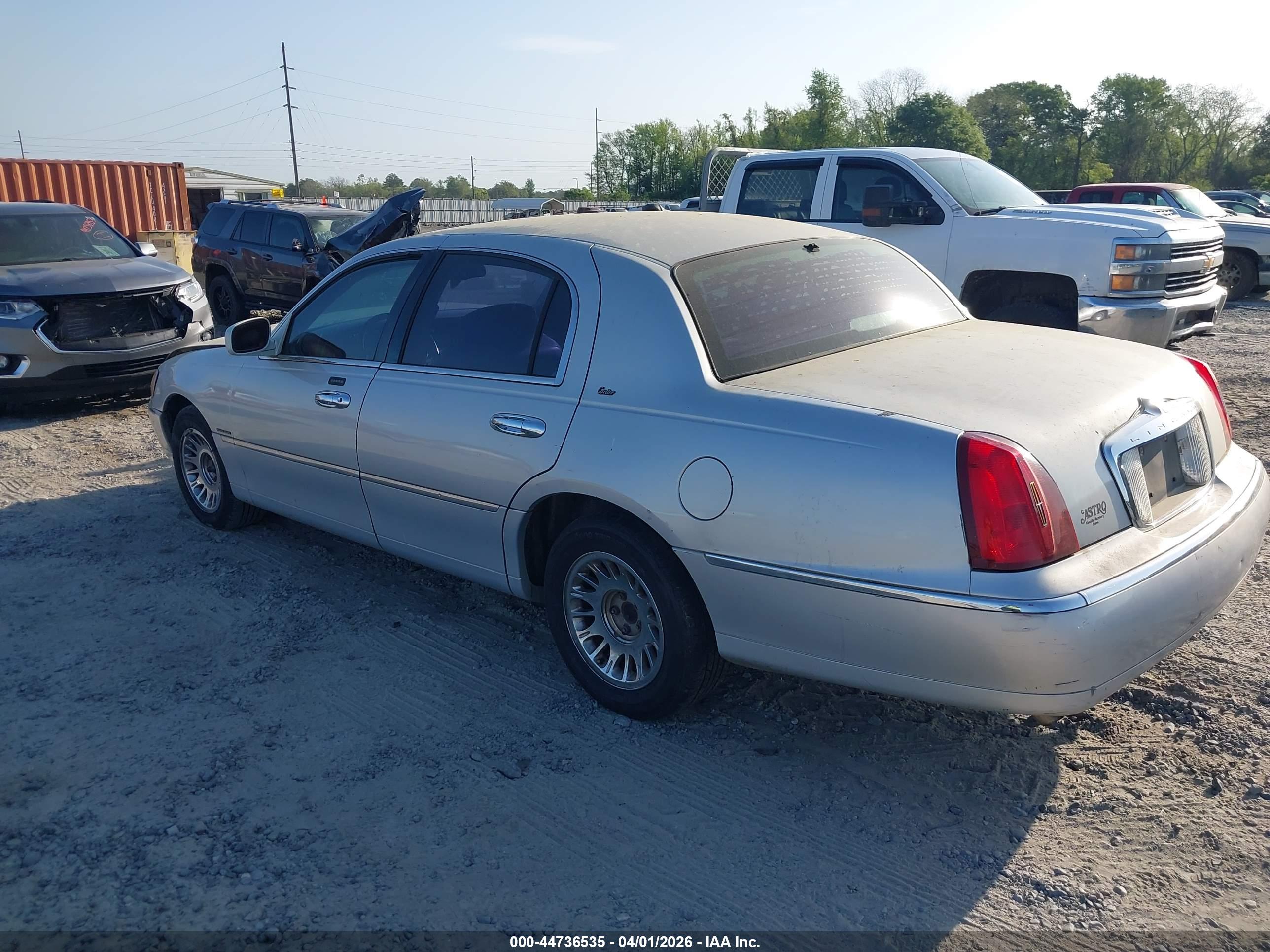 LINCOLN TOWN image 3