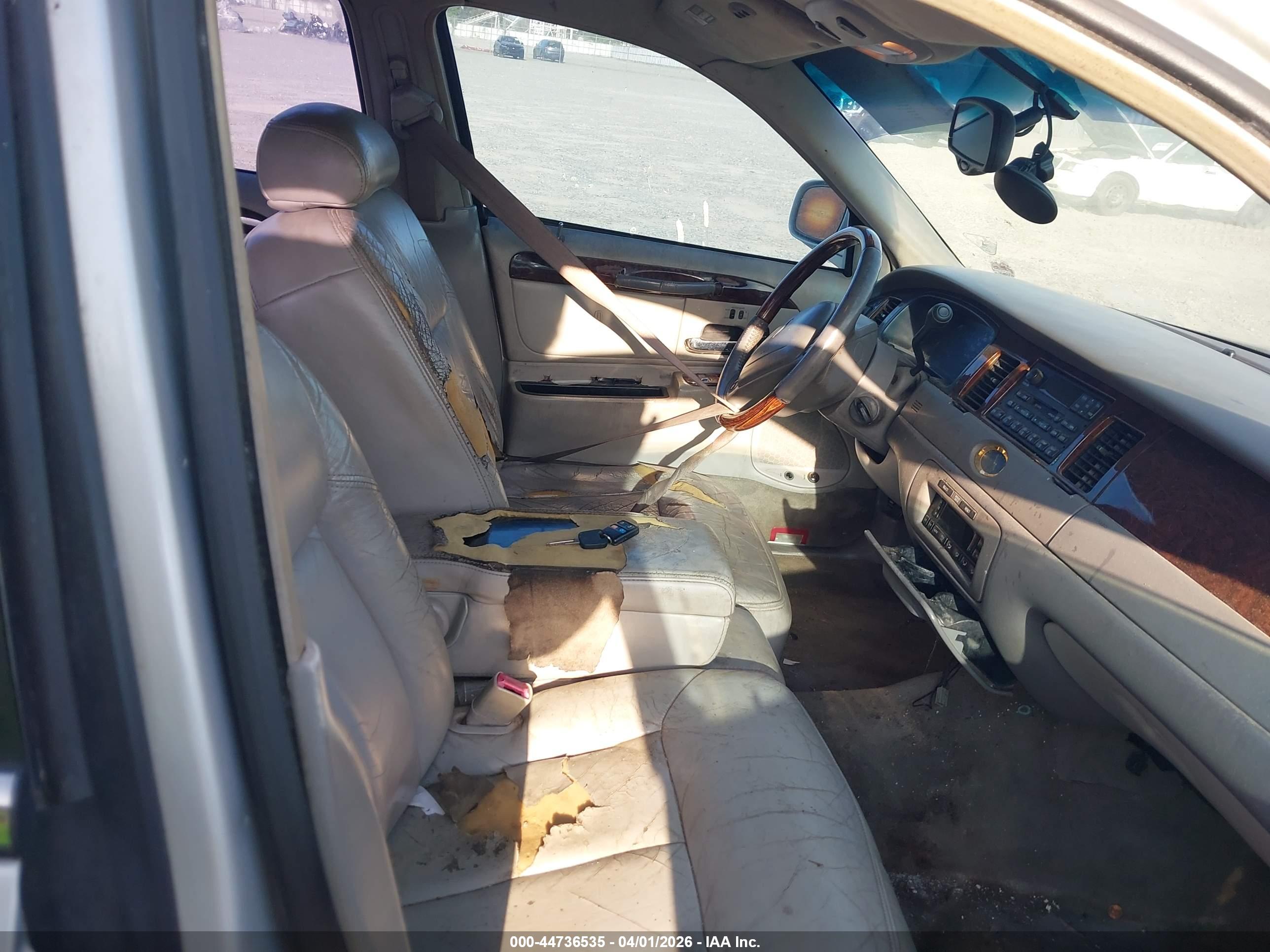 LINCOLN TOWN image 5