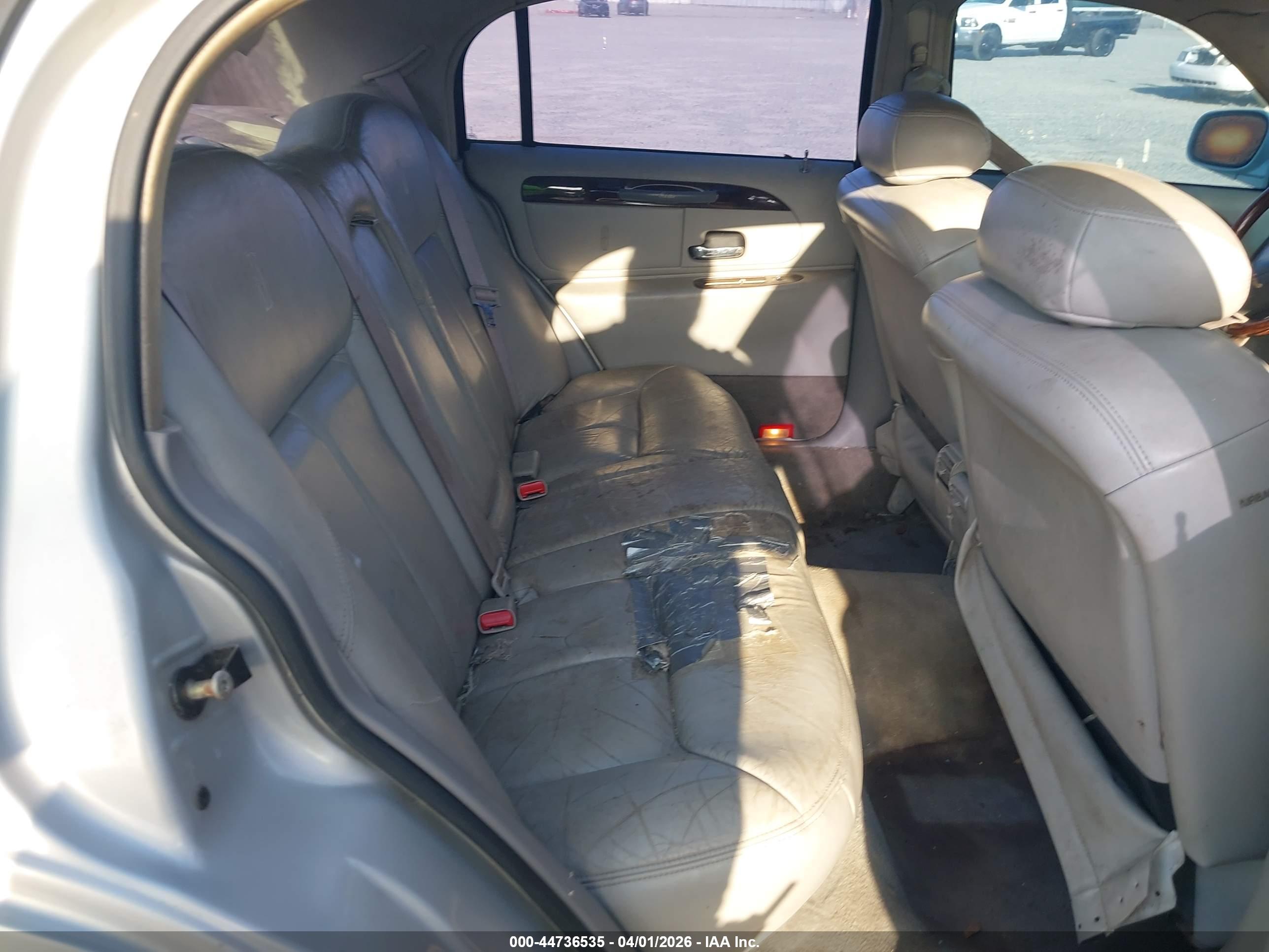 LINCOLN TOWN image 8