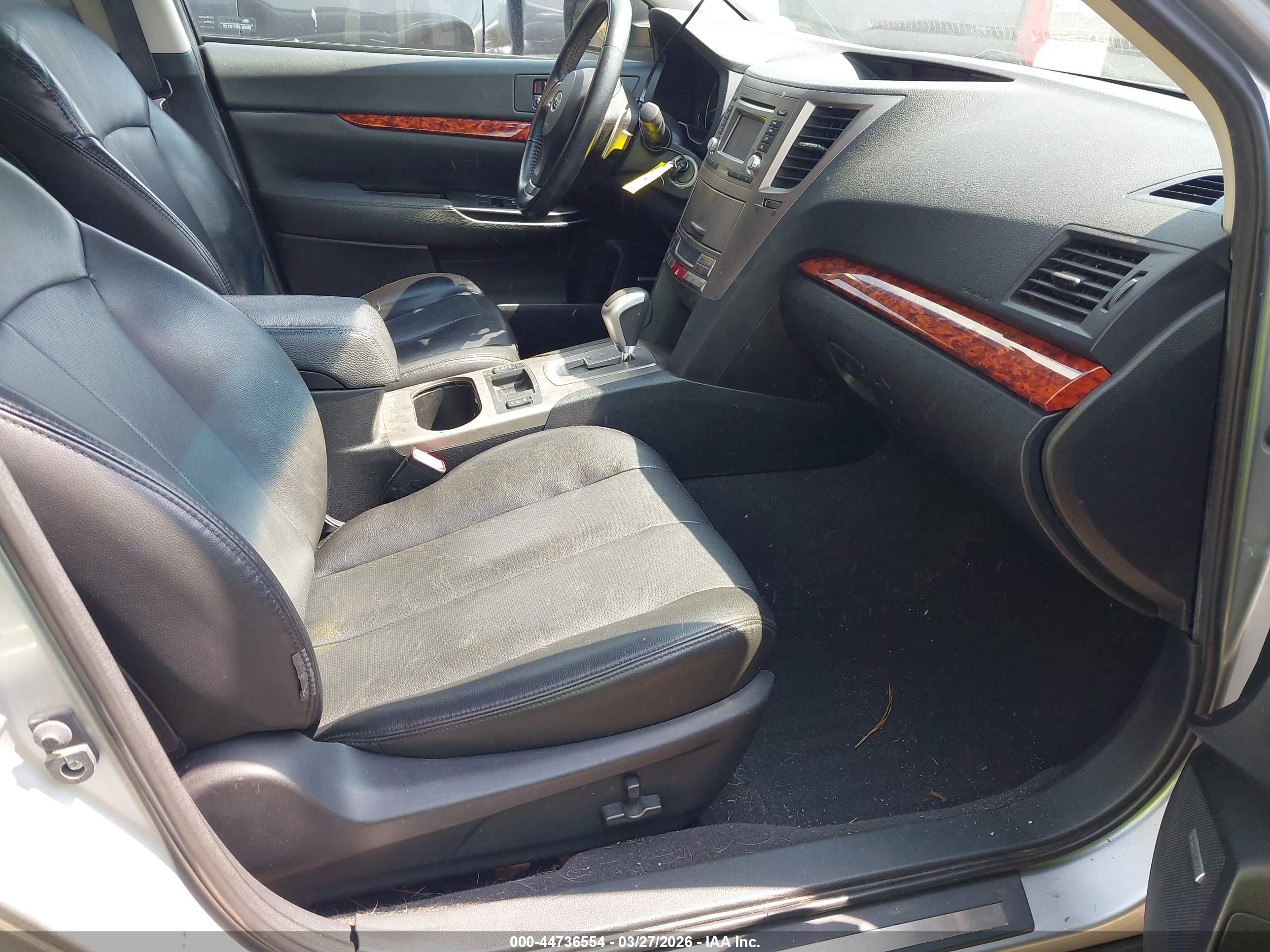 SUBARU OUTBACK image 5