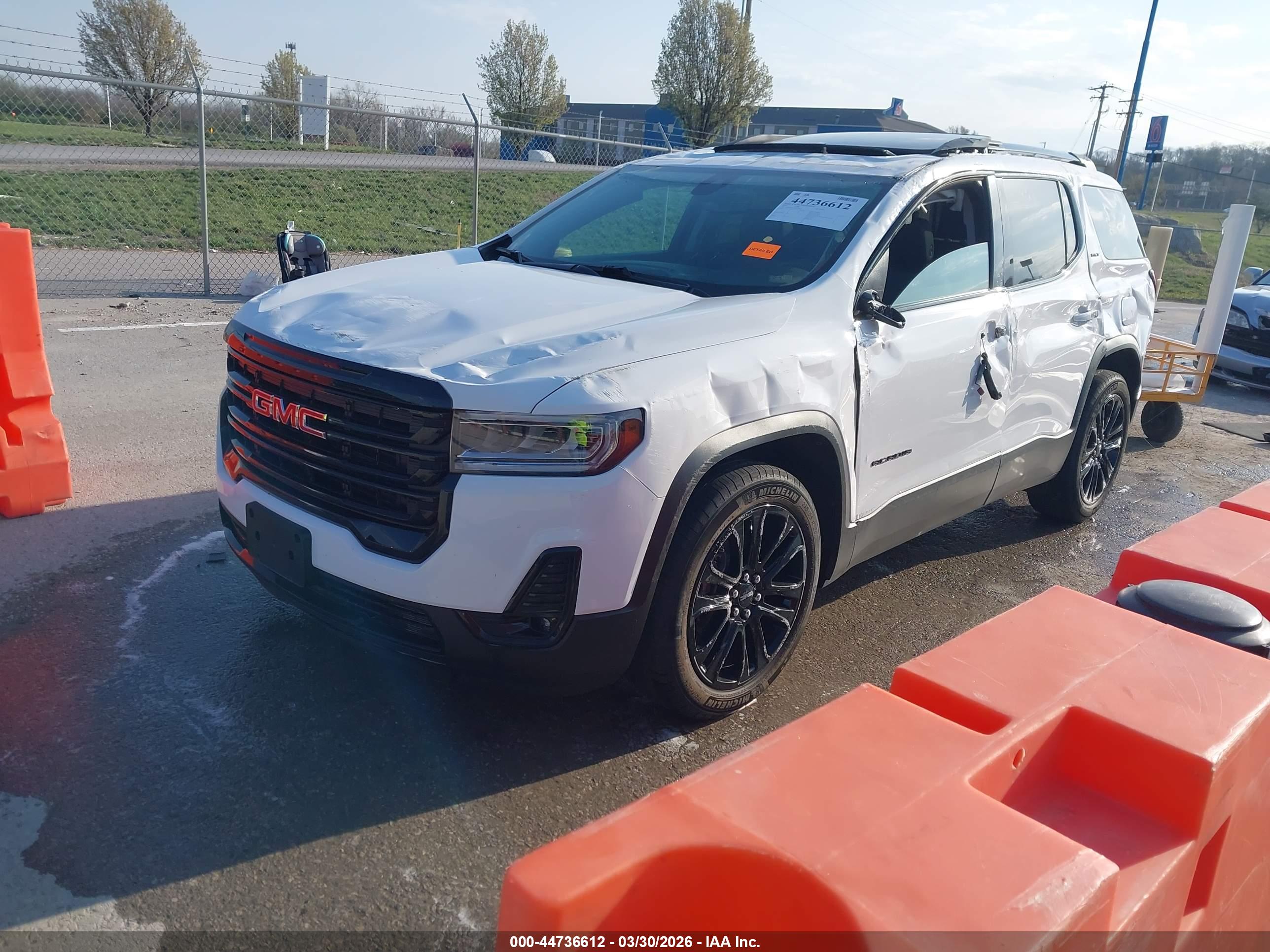 GMC ACADIA image 2