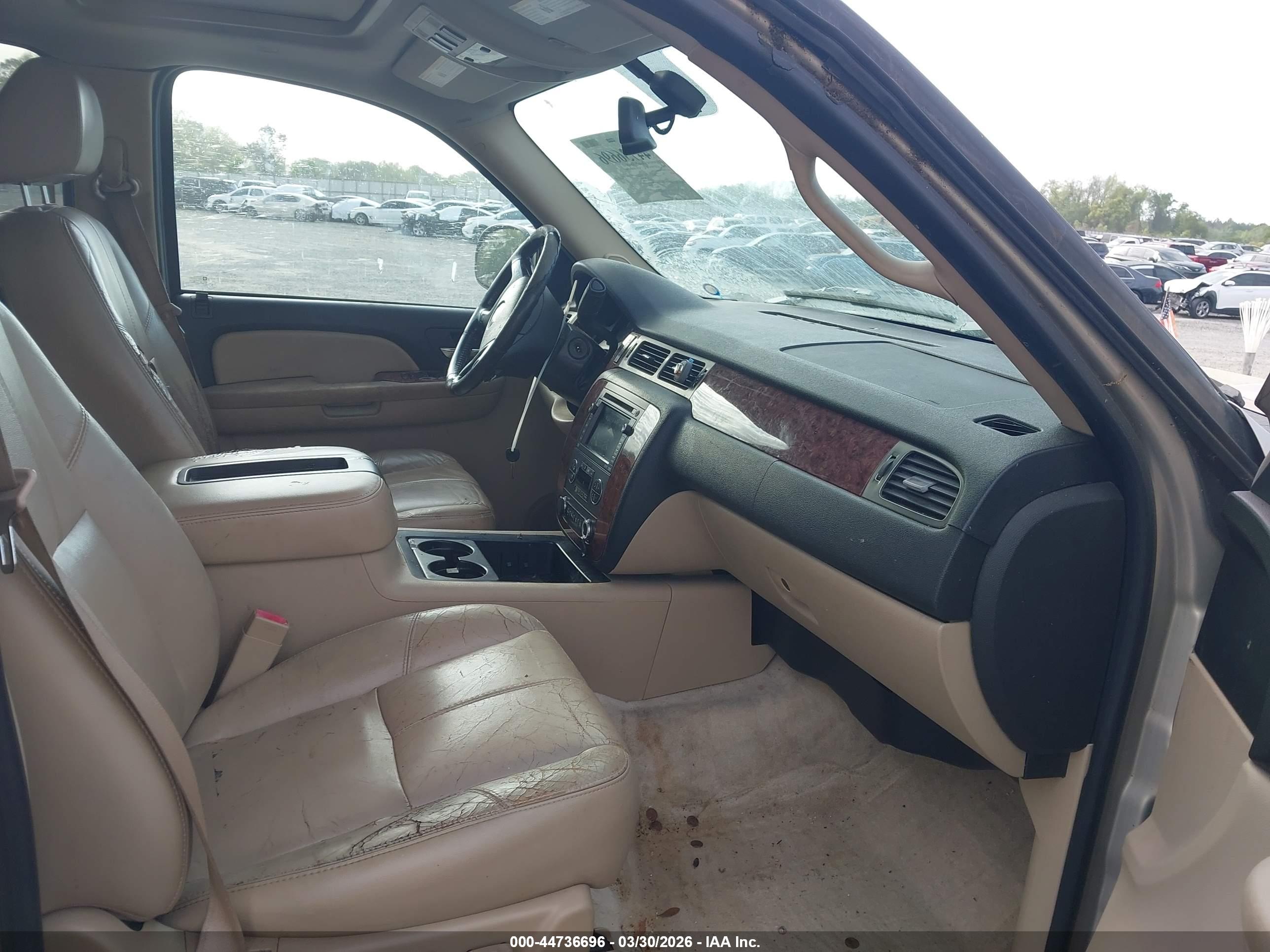 CHEVROLET SUBURBAN image 5