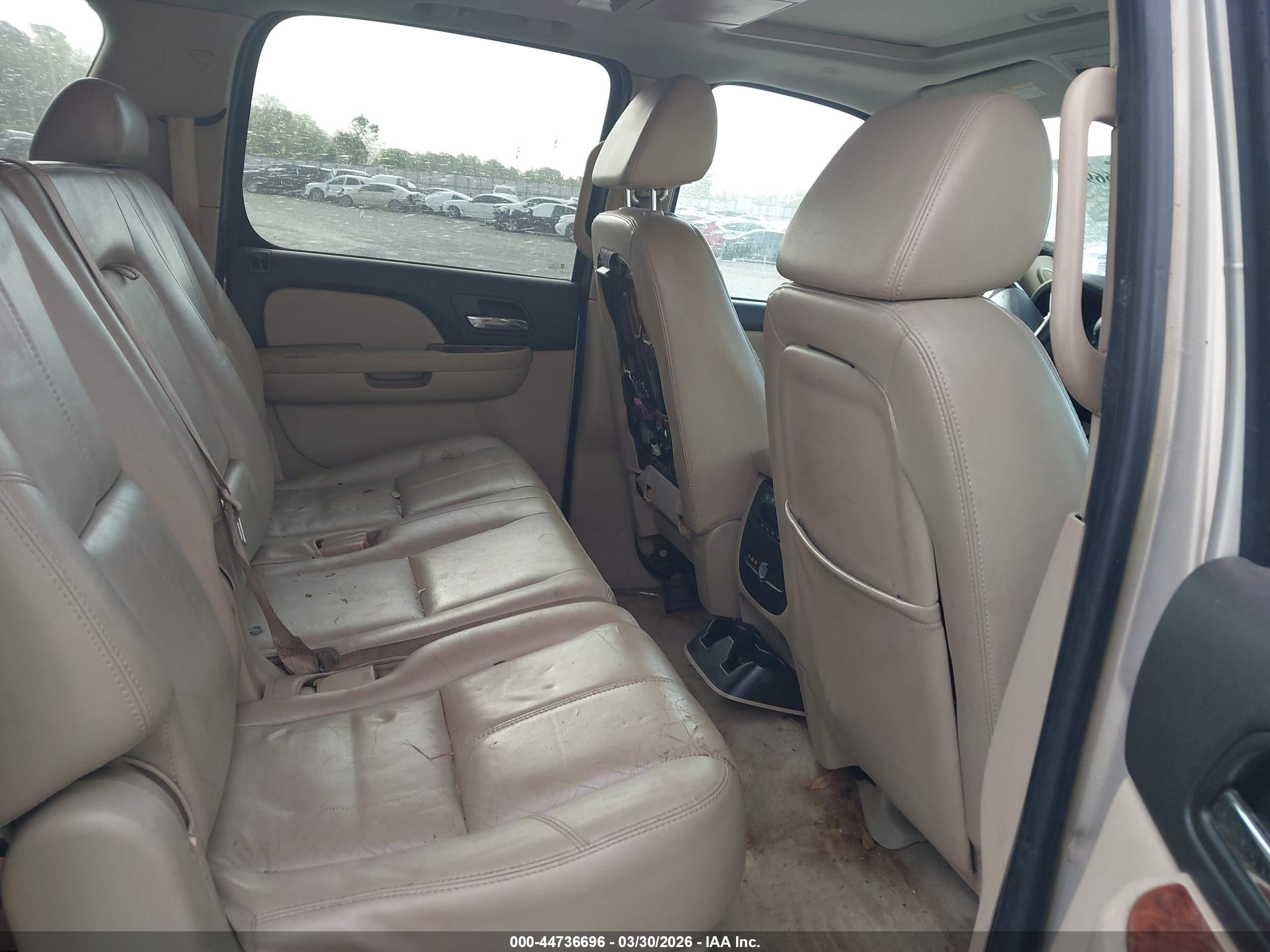 CHEVROLET SUBURBAN image 8