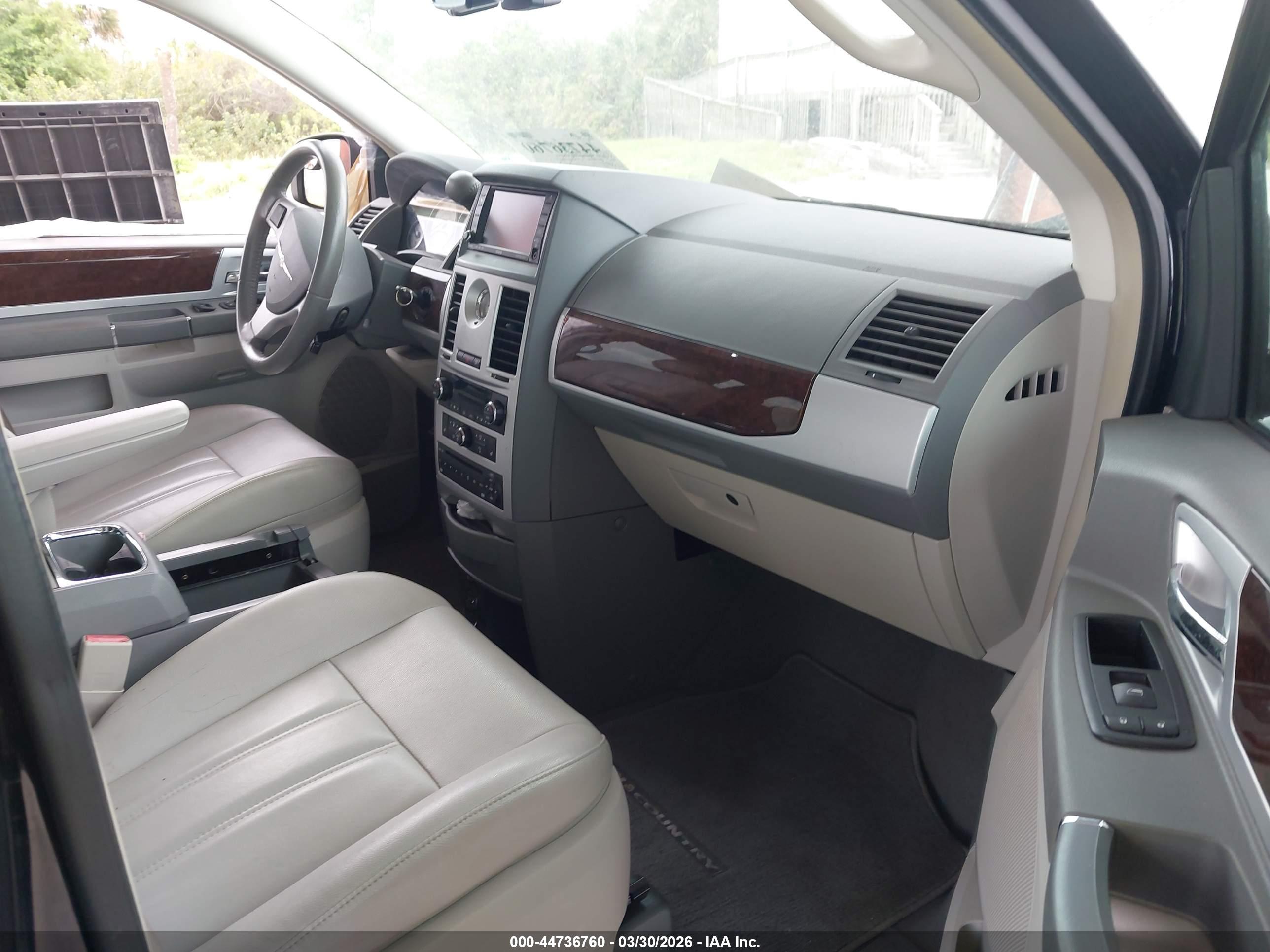 CHRYSLER TOWN image 5